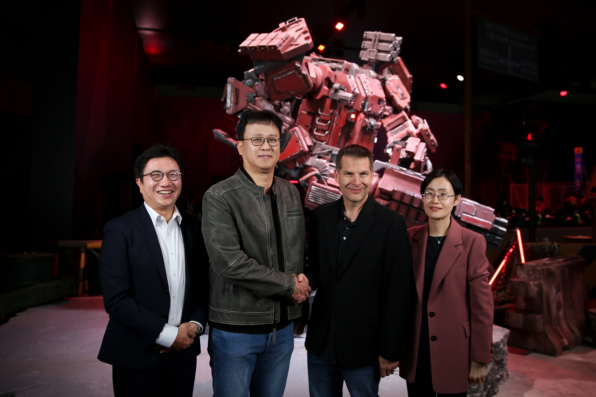 엔씨소프트와 마이크로소프트가 지스타 2025 신더시티 시연부스 앞에서 손을 맞잡았다. 사진=엔씨