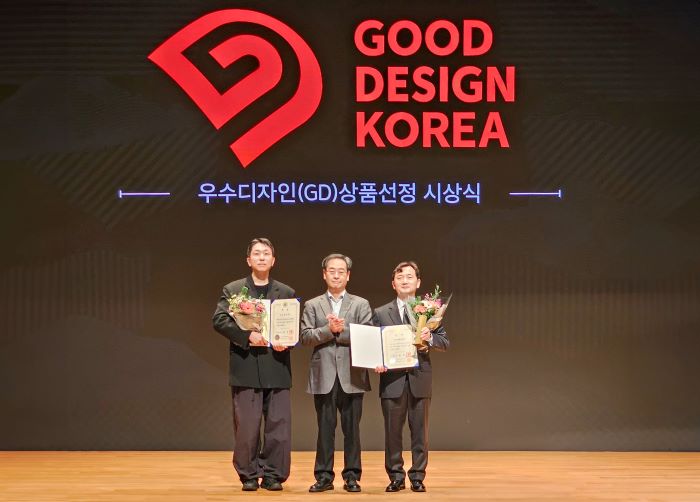 14일 서울 강남구 코엑스에서 열린 ‘2025 굿 디자인 어워드’에서 강민수 현대리바트 비즈니스솔루션본부장(전무, 사진 오른쪽)이 김재준 산업통상자원부 과장(사진 가운데)으로부터 국무총리상을 수여 받은 뒤 기념사진을 촬영하고 있다. 사진=현대백화점그룹