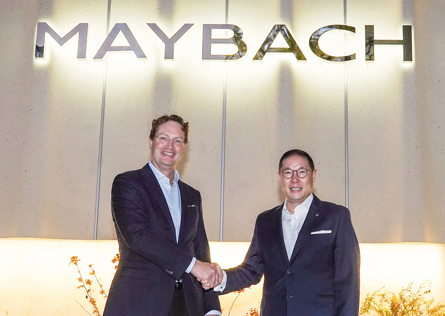 조현상 HS효성 부회장(오른쪽)과 올라 칼레니우스 메르세데스-벤츠 그룹 이사회 의장 겸 CEO가 13일 서울 강남구 마이바흐 브랜드센터 서울에서 기념촬영을 하고 있다. 사진=HS효성