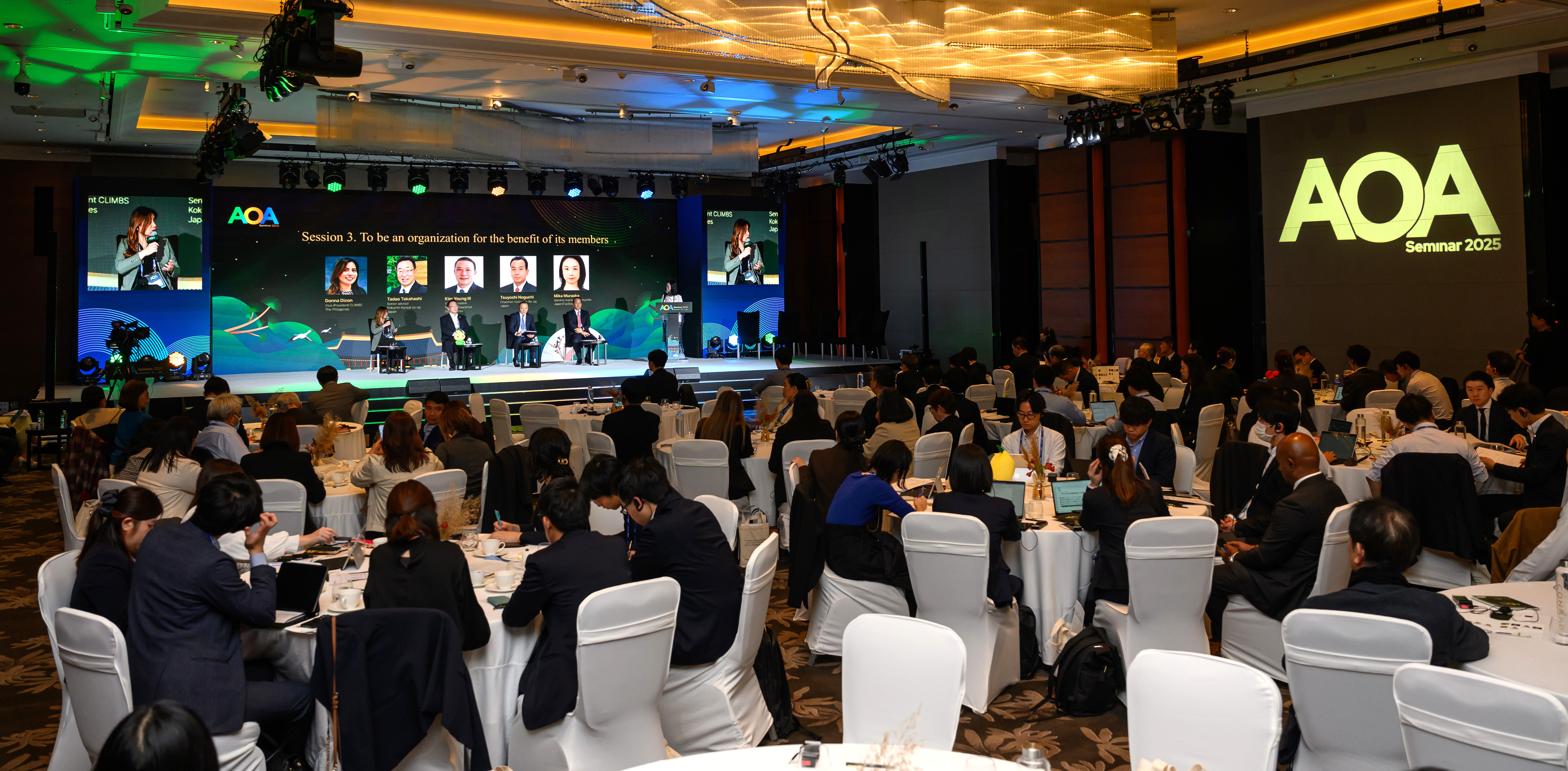 NH농협생명(대표이사 박병희)은 13~14일 여의도 콘래드호텔에서 ‘2025 AOA 세미나’를 개최했다.사진은 NH농협생명 박병희 대표이사(왼쪽 다섯 번째), 일본 전공련(JA Zenkyoren) 무라야마 요시히코 대표(왼쪽 네 번째)와 관계자들이 함께 기념촬영을 하는 모습.2025 AOA 세미나 강연 이미지