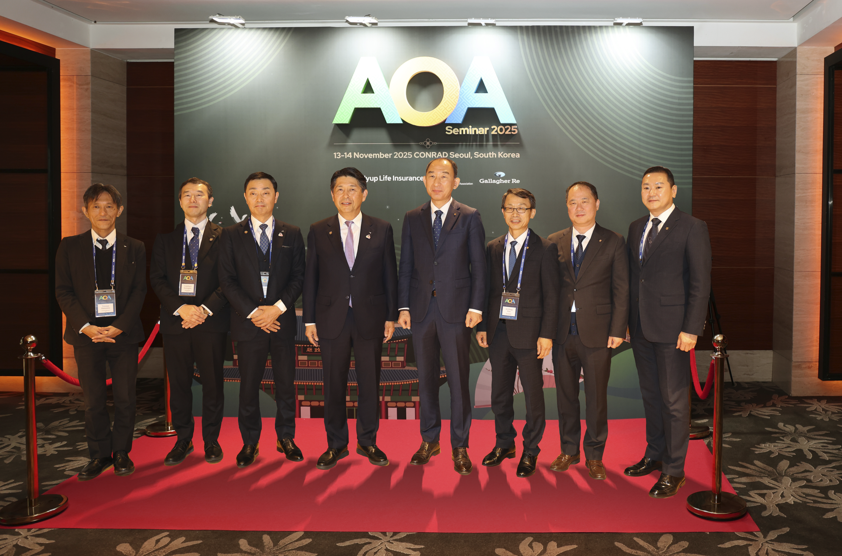 NH농협생명(대표이사 박병희)은 13~14일 여의도 콘래드호텔에서 ‘2025 AOA 세미나’를 개최했다.사진은 NH농협생명 박병희 대표이사(왼쪽 다섯 번째), 일본 전공련(JA Zenkyoren) 무라야마 요시히코 대표(왼쪽 네 번째)와 관계자들이 함께 기념촬영을 하는 모습.2025 AOA 세미나 강연 이미지