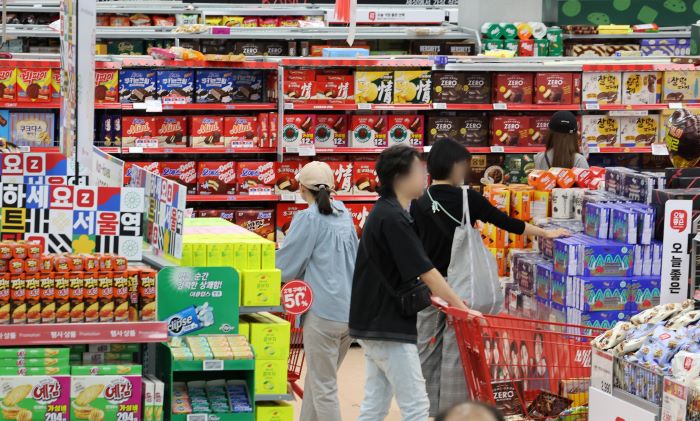 서울의 한 대형마트에서 시민들이 장을 보고 있다. 사진=연합뉴스