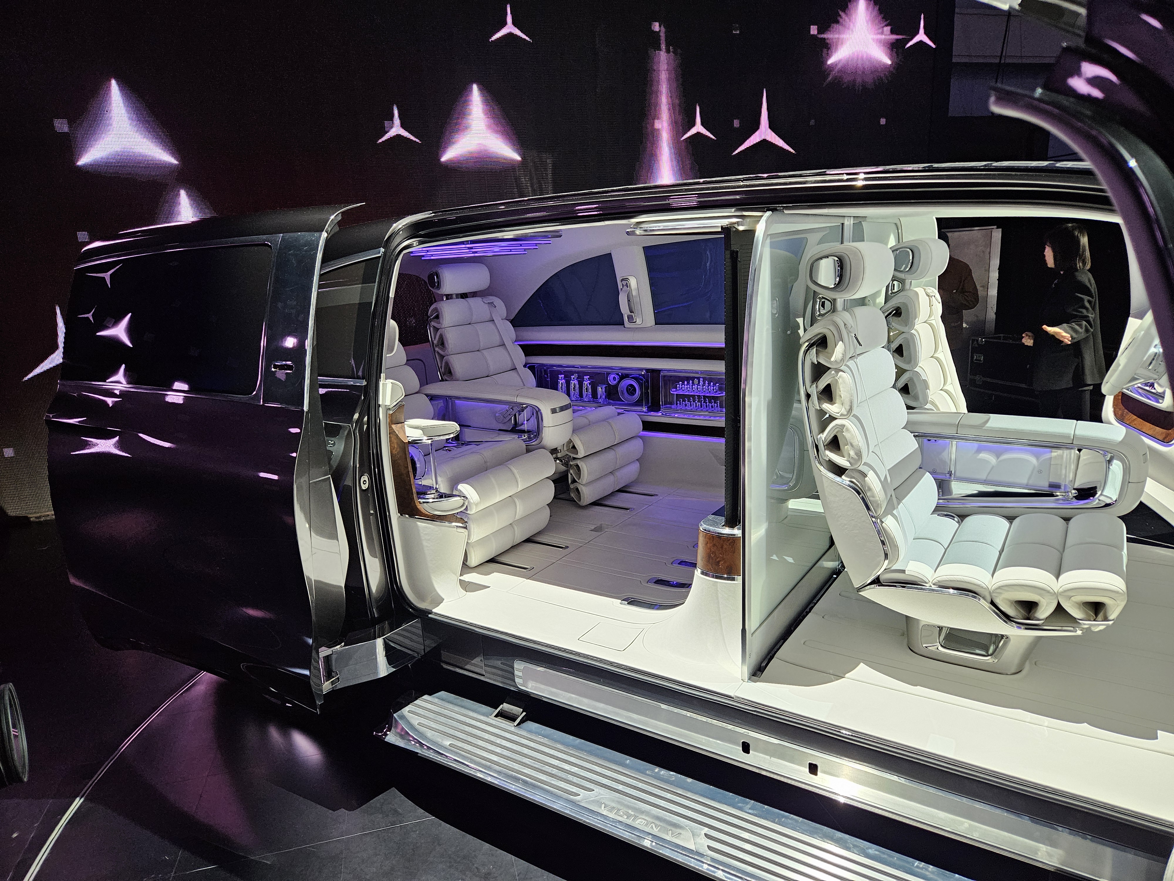 비전 V는 미래지향적 디자인의 혁신적인 럭셔리 시트와 65인치 시네마 스크린을 통해 프라이빗 라운지를 제공한다. 사진=최은총 이코노믹리뷰 기사