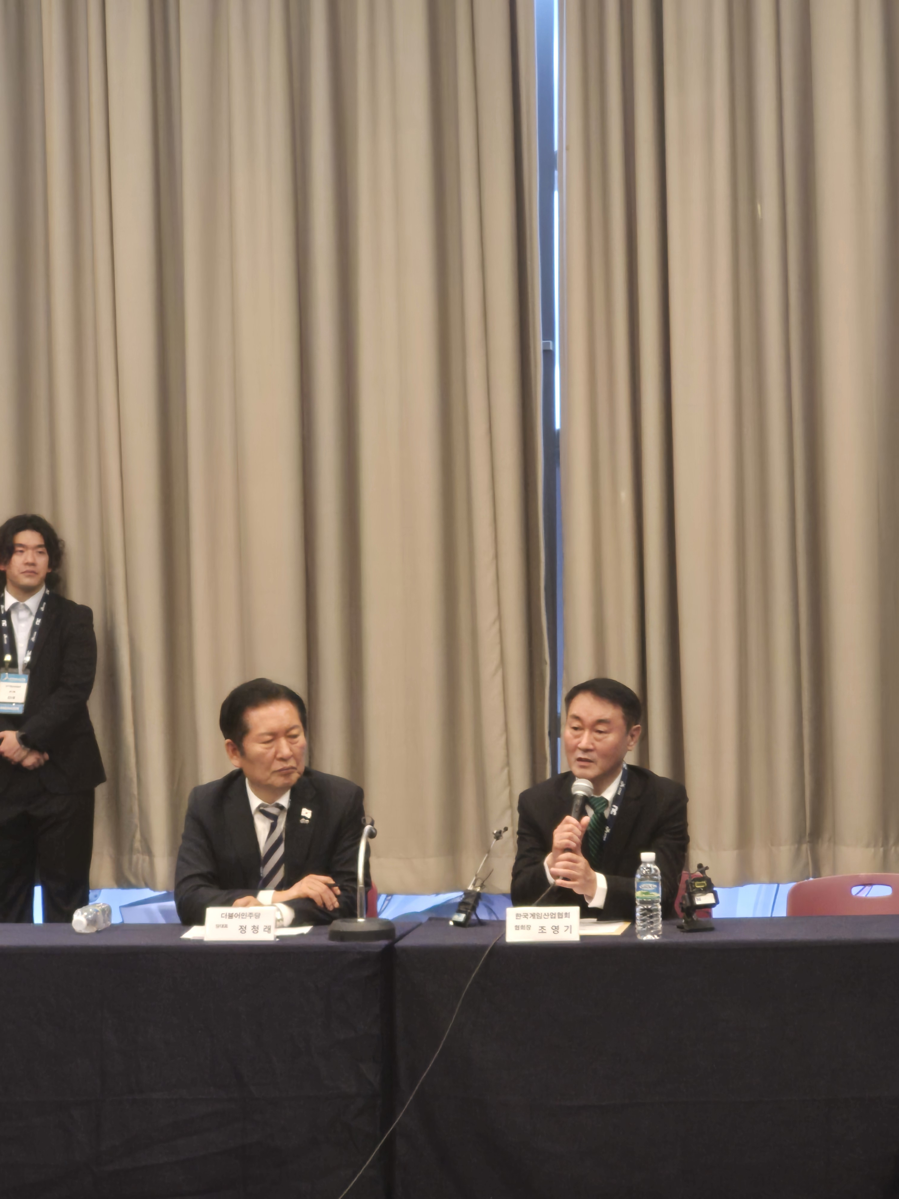 지스타 2025 현장을 찾은 정청래 더불어민주당 대표가 조영기 한국게임산업협회 회장의 발언을 경청 중이다. 사진=박상준 이코노믹리뷰 기자