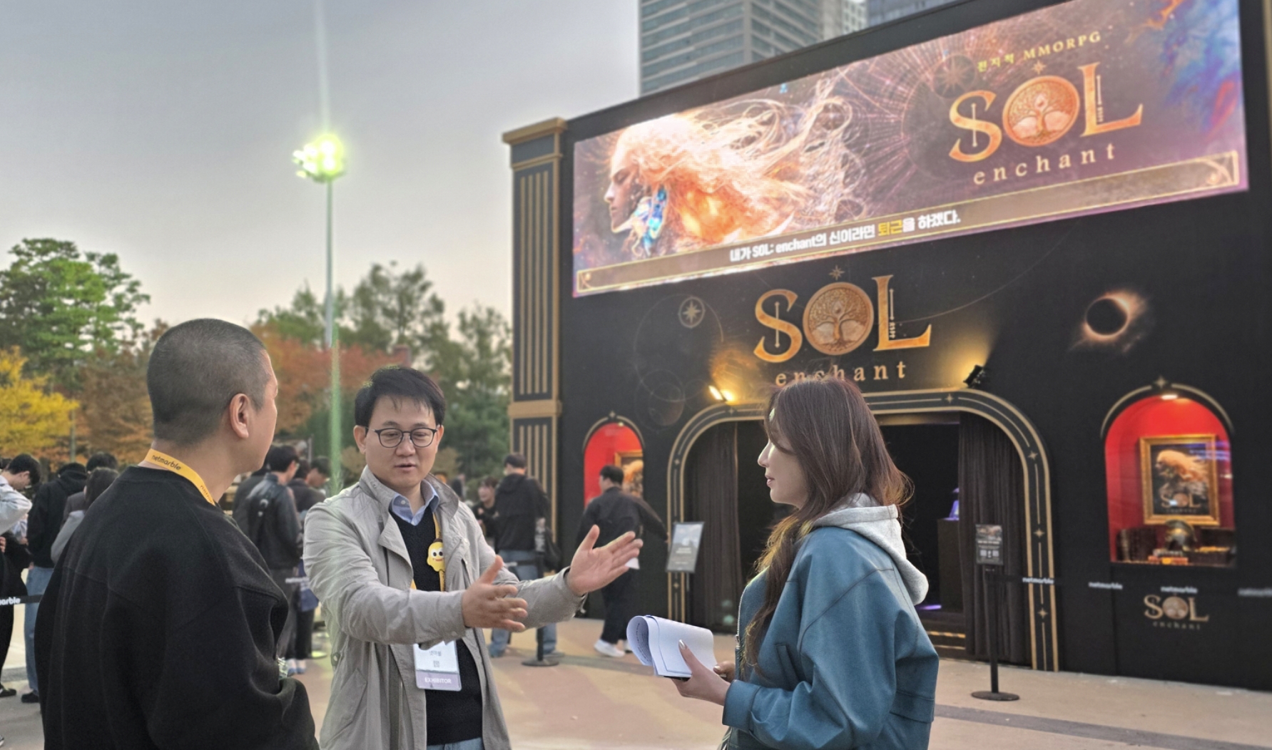 넷마블 야외 부스를 돌아보는 방준혁 넷마블 코웨이 의장. 사진=넷마블