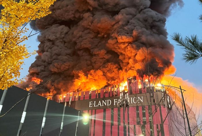 15일 오전 충남 천안시 동남구 풍세면 이랜드패션 물류센터에서 불이 나 검은 연기가 치솟고 있다. 사진=연합뉴스