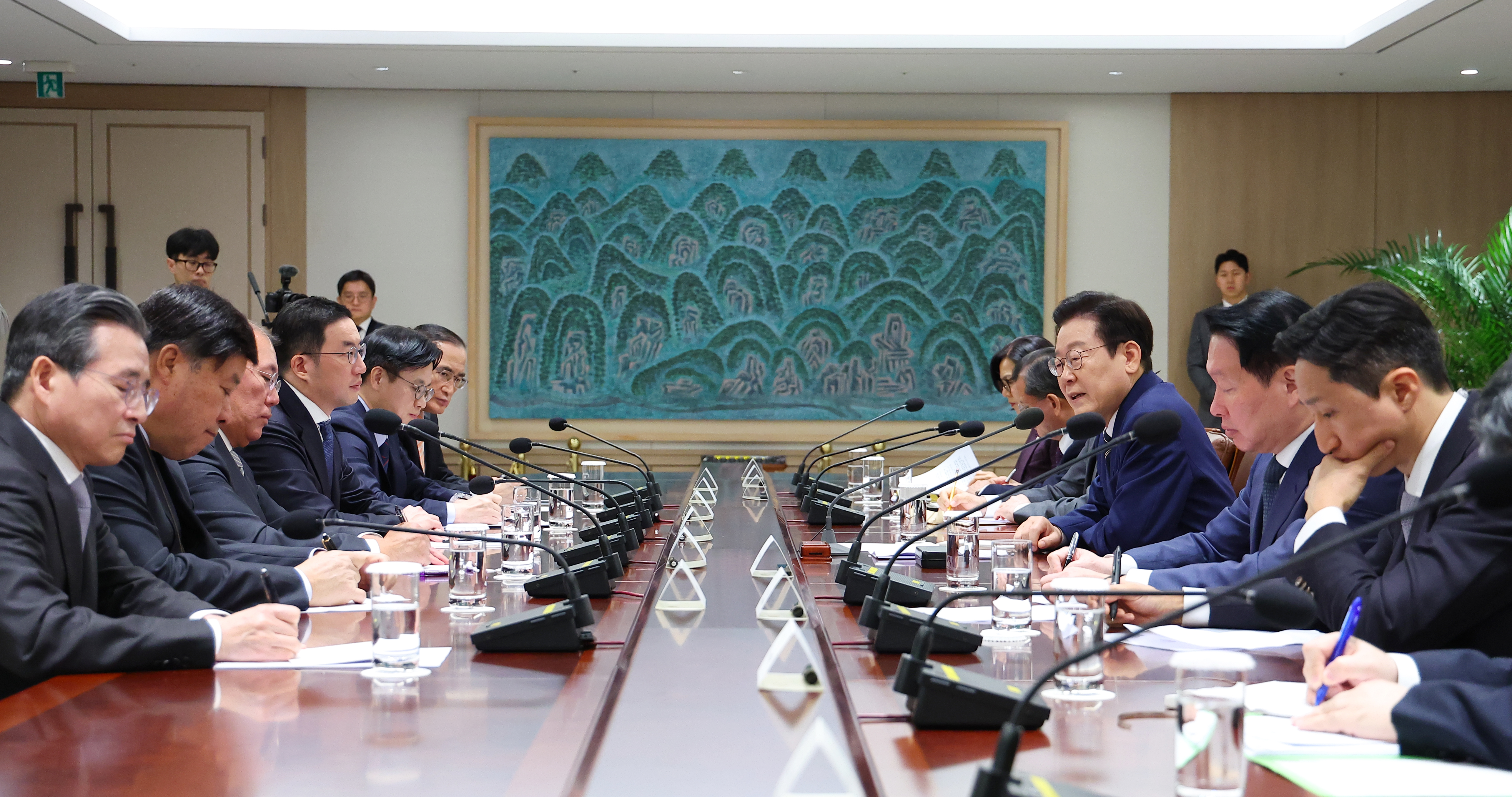 이재명 대통령이 16일 용산 대통령실에서 열린 한미 관세협상 후속 민관 합동회의에서 발언하고 있다. 사진=연합뉴스