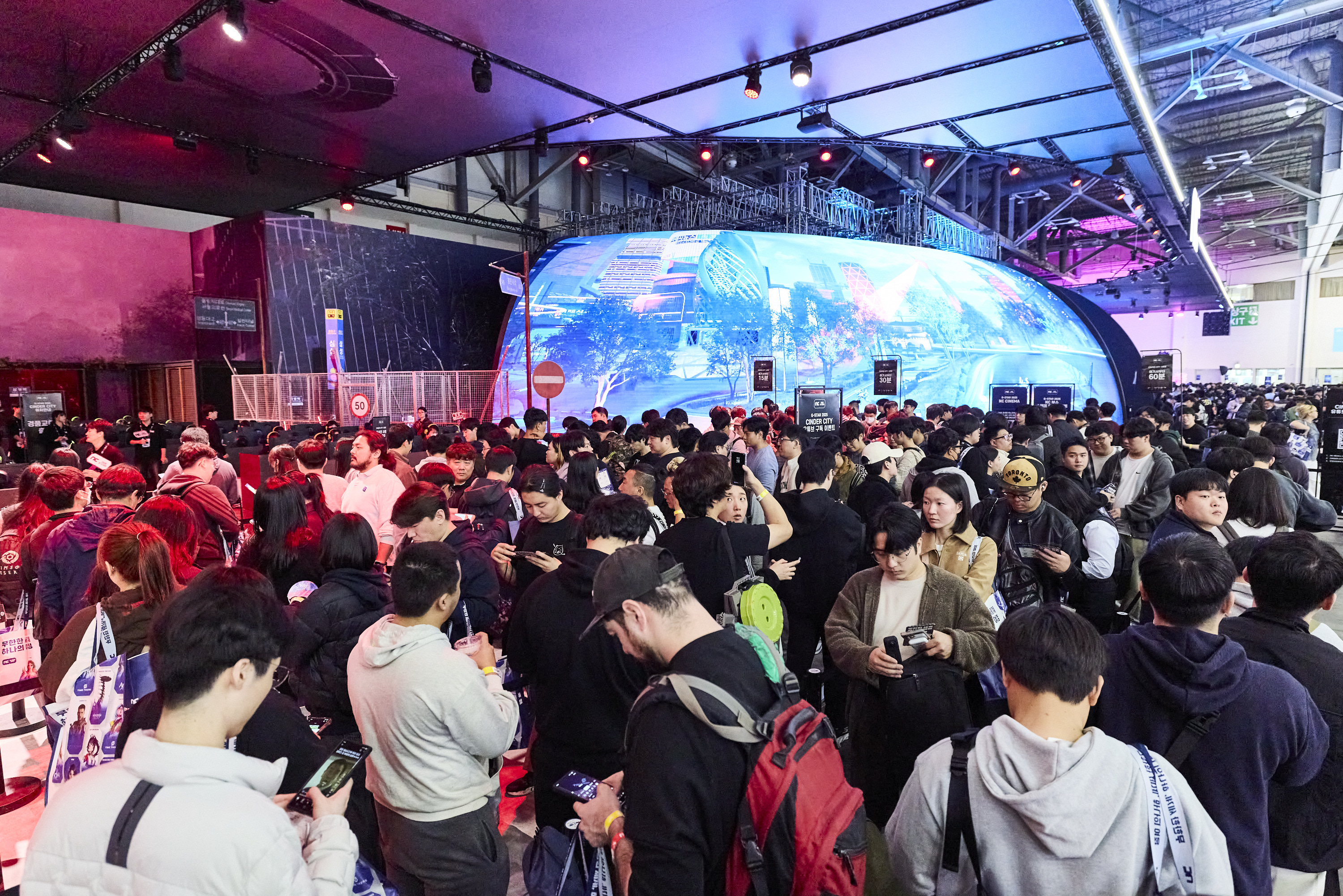 시연 대기 인파로 북적거린 엔씨 부스. 사진=지스타 사무국