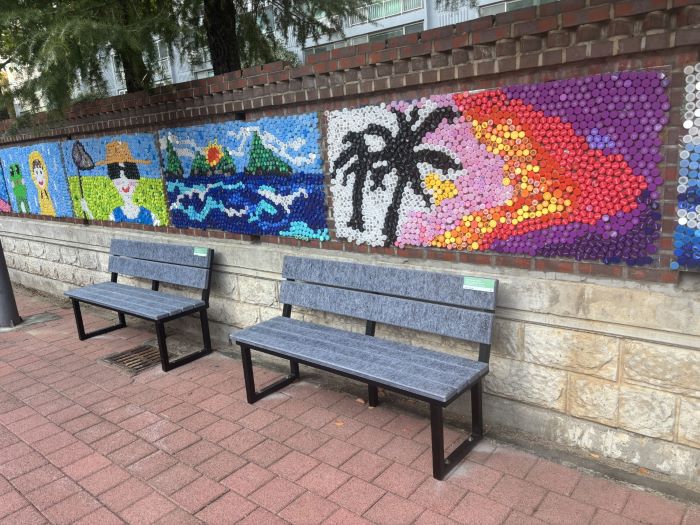 신세계백화점이 전국 13개점포에서 쓰임을 다한 직원 유니폼 1만벌을 수거해 벤치를 제작, 기부했다. 사진=신세계백화점