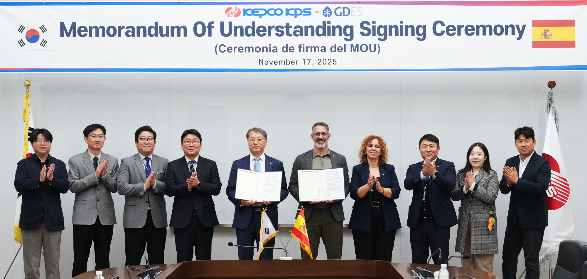 전호광 한전KPS 원전사업본부장 부사장(가운데 왼쪽)과 Héctor Dominguis GDES 사장(가운데 오른쪽)을 비롯한 임직원이 전남 나주 한전KPS 본사에서  MOU 체결 뒤 기념촬영을 하고 있다. 사진=한전KPS