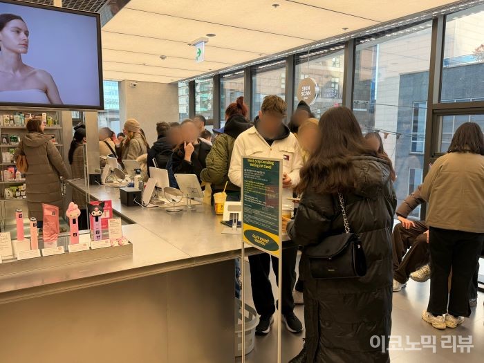 올리브영N 성수점에서 피부 상태 진단을 받기 위해 대기하는 외국인 관광객들. 사진=이코노믹리뷰 서다예