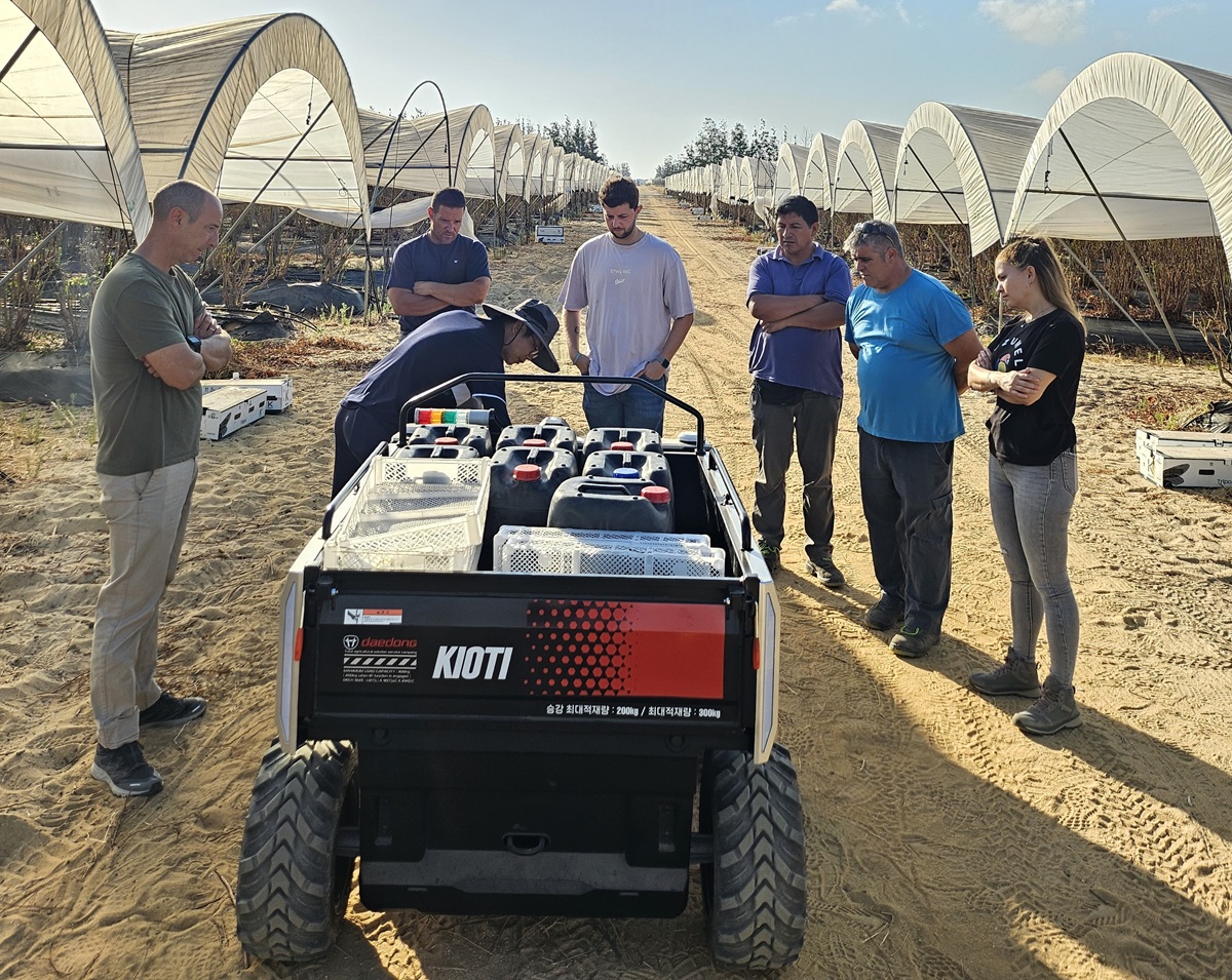 대동로보틱스는 지난 7월 스페인 후엘바 지역의 호티프룻 베리 농장에서 자율주행 운반로봇 개념검증(PoC)을 실시했다. 대동로보틱스 사업부문 감병우 전무가 농장 관계자들에게 자율주행 운반로봇의 기능을 설명하고 있다. 사진=대동