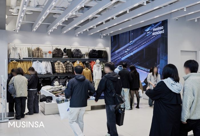 무신사 스탠다드 성수점을 방문한 고객들이 쇼핑하고 있는 모습. 사진=무신사