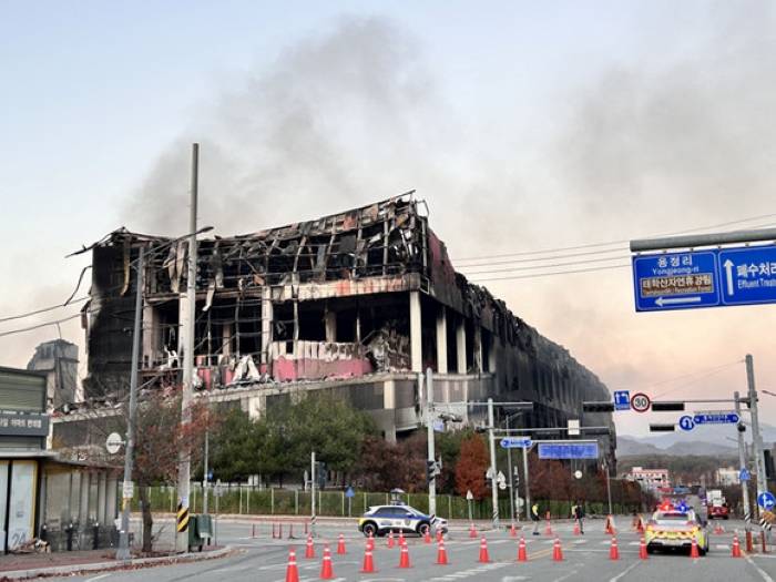 16일 오후 충남 천안시 동남구 풍세면 이랜드패션 물류센터가 전날 발생한 화재로 건물 일부가 붕괴되어 있다. 사진=연합뉴스