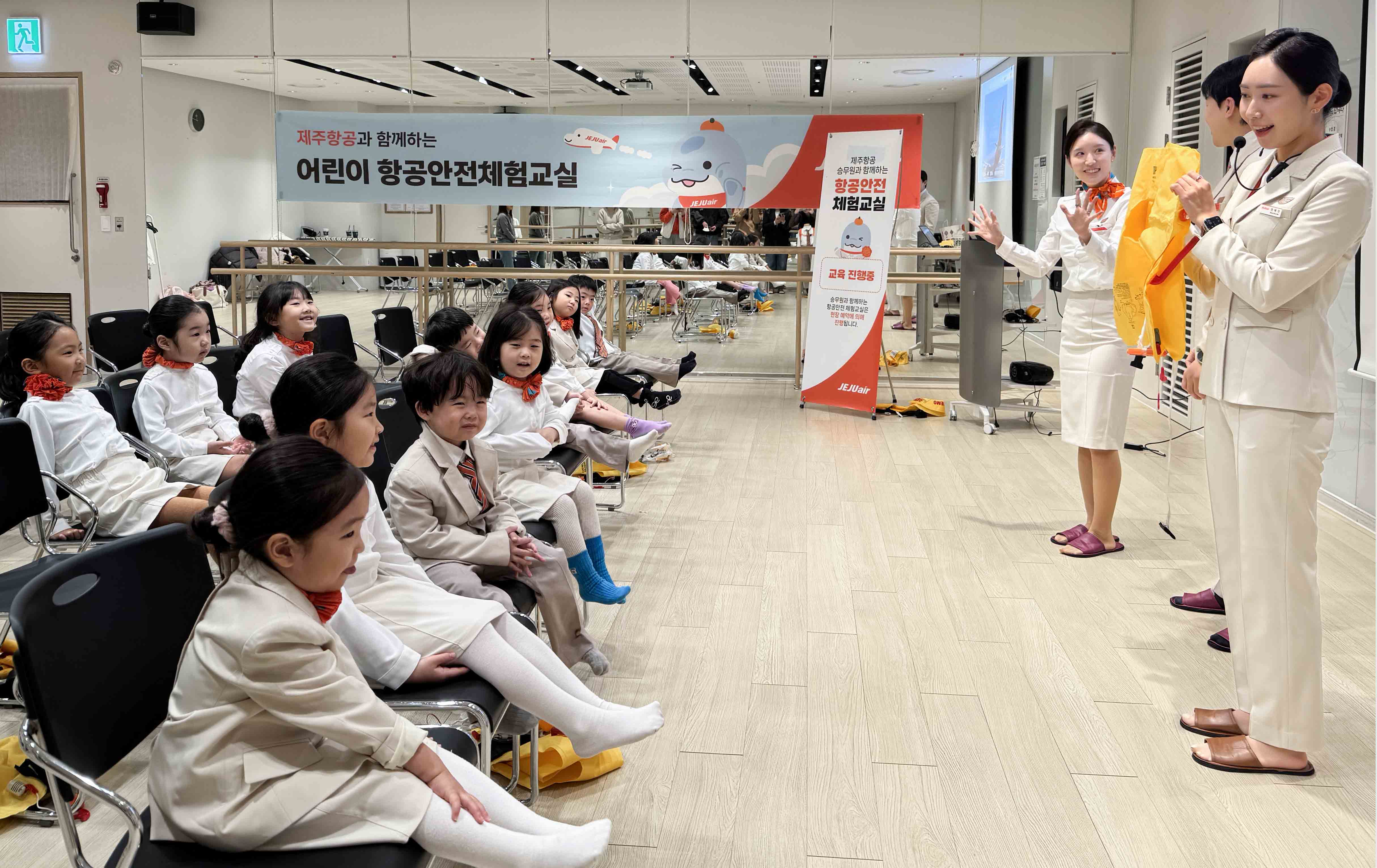 제주항공 객실승무원들이 11월 16일 스타필드마켓 일산점에서 ‘제주항공과 함께하는 어린이 항공안전체험교실’을 진행했다. 사진=제주항공