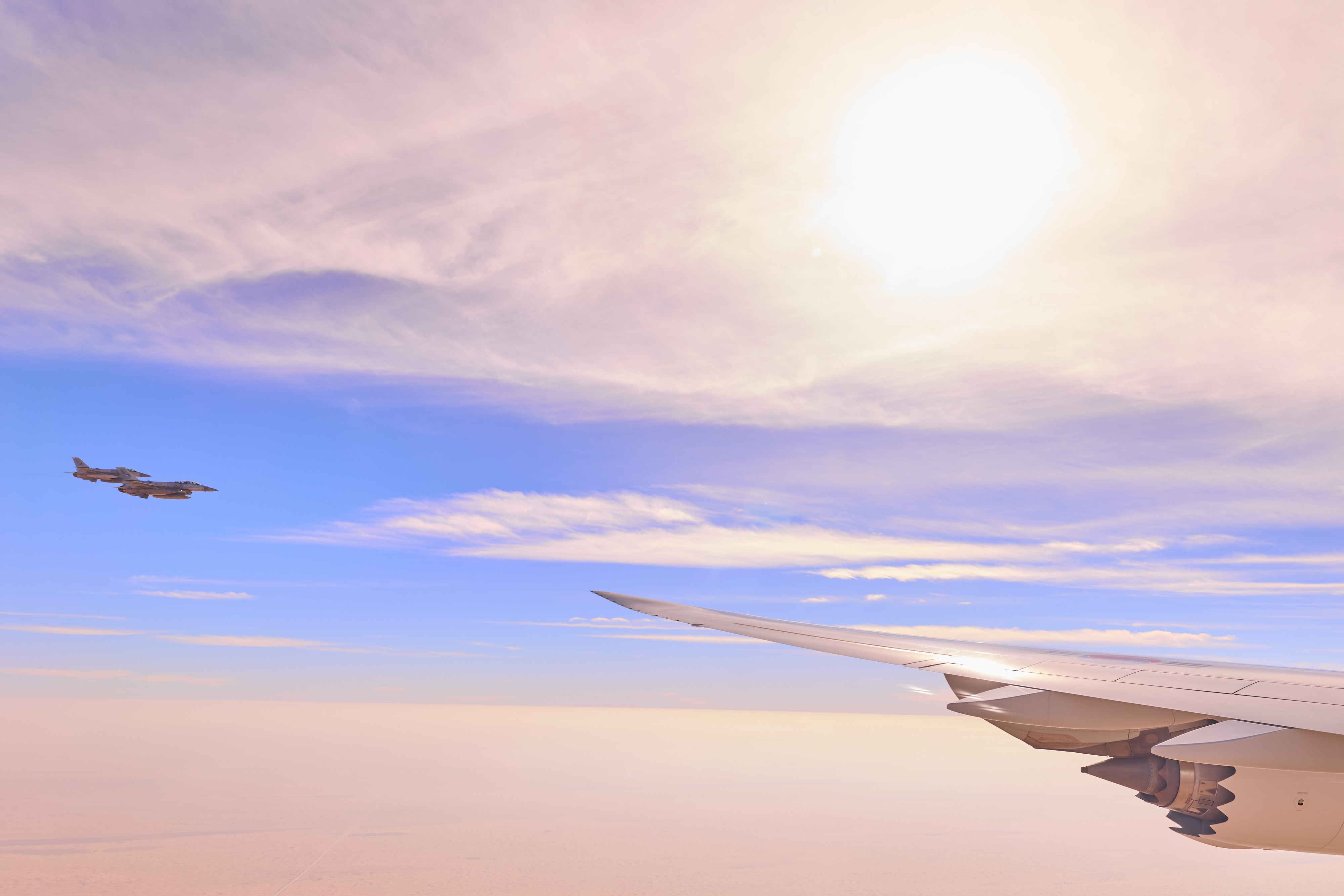 아랍에미리트(UAE)를 국빈 방문하는 이재명 대통령과 김혜경 여사가 탑승한 공군 1호기가 17일(현지시간) UAE 상공에서 UAE 공군 전투기의 호위를 받고 있다. 사진=연합뉴스