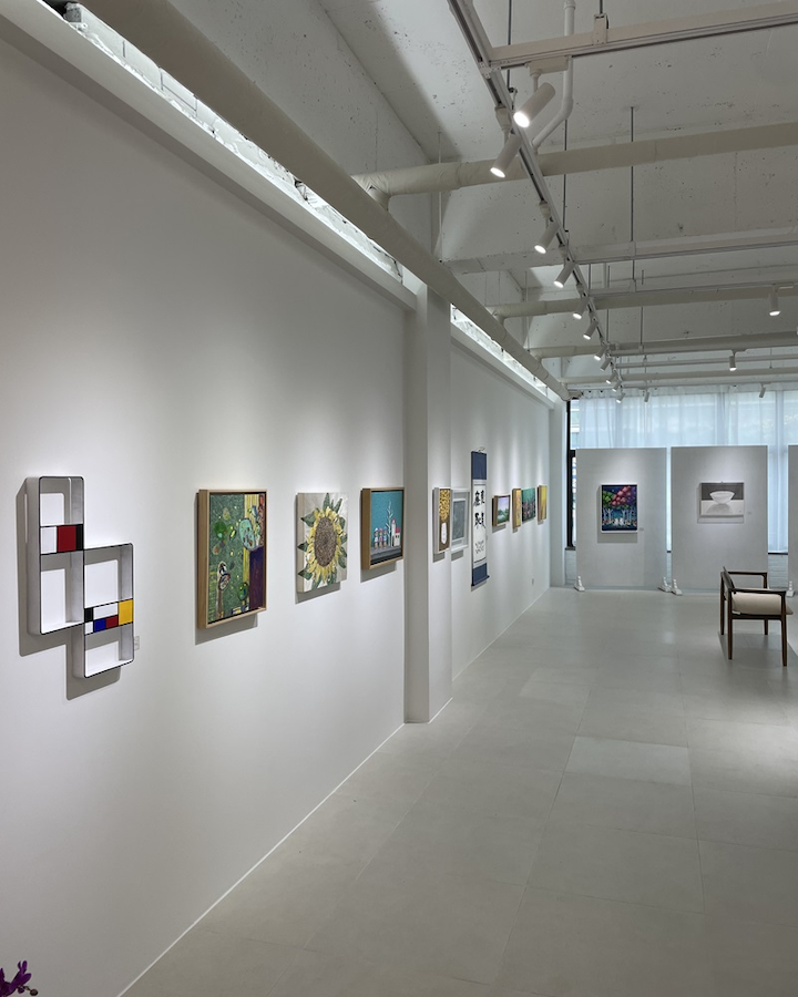 같은 화면을 마주해도 사람마다 전혀 다른 감정을 경험한다.  그 차이는 내가 축적해온 태도와 경험, 상처와 기쁨이 어떤 시각적 형태와 공명해왔는지를 드러내는 ‘감정의 연대기’이다. 글 = 김설화. 사진 = EOS 갤러리.