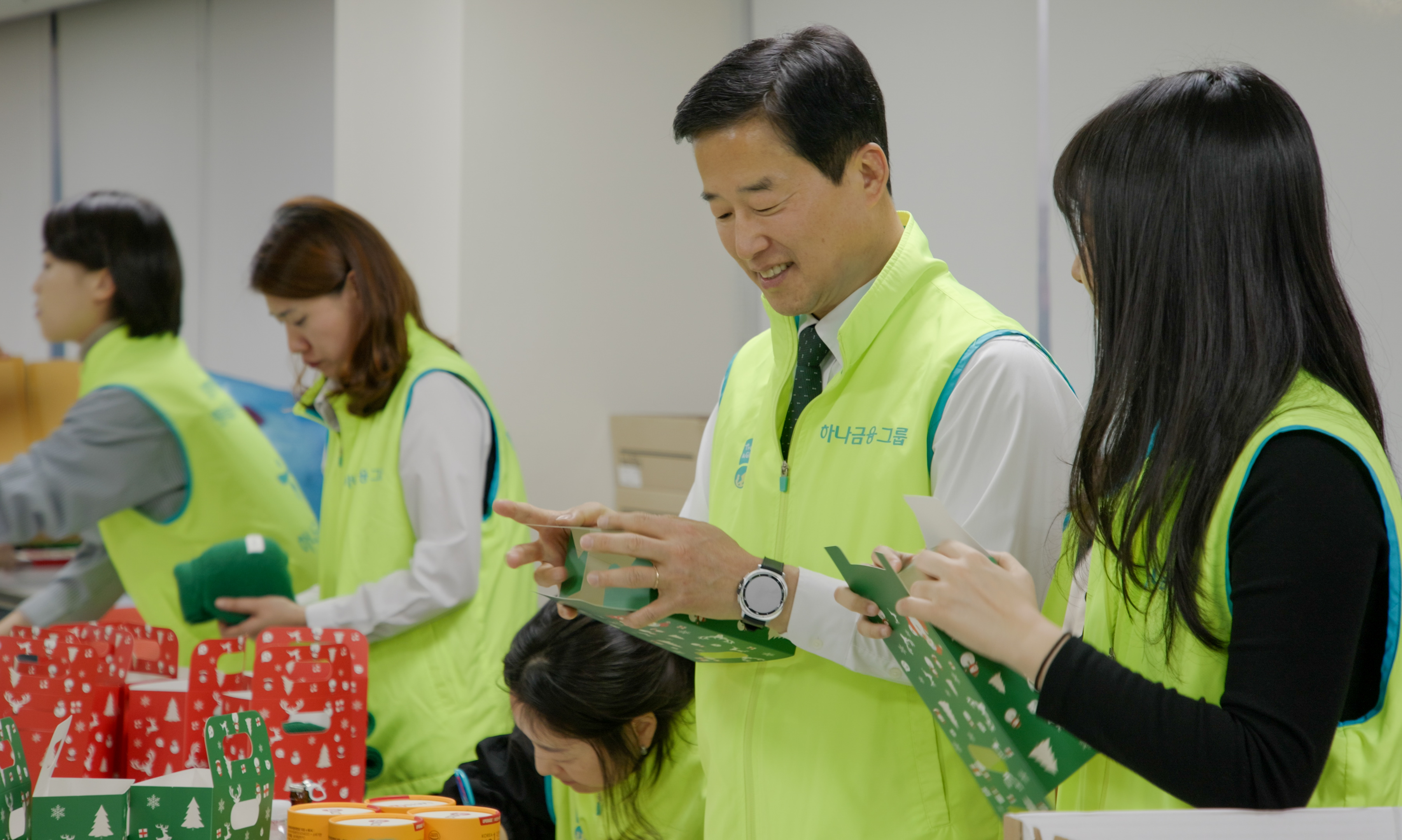 (첫출 왼쪽 다섯번째) 하나생명 남궁원 대표이사 사장, (여섯번째) 인천아동청소년그룹홈협의회 한현숙 이사, (일곱번째) 하나손해보험 배성완 대표이사 사장. 사진제공=하나손해보험