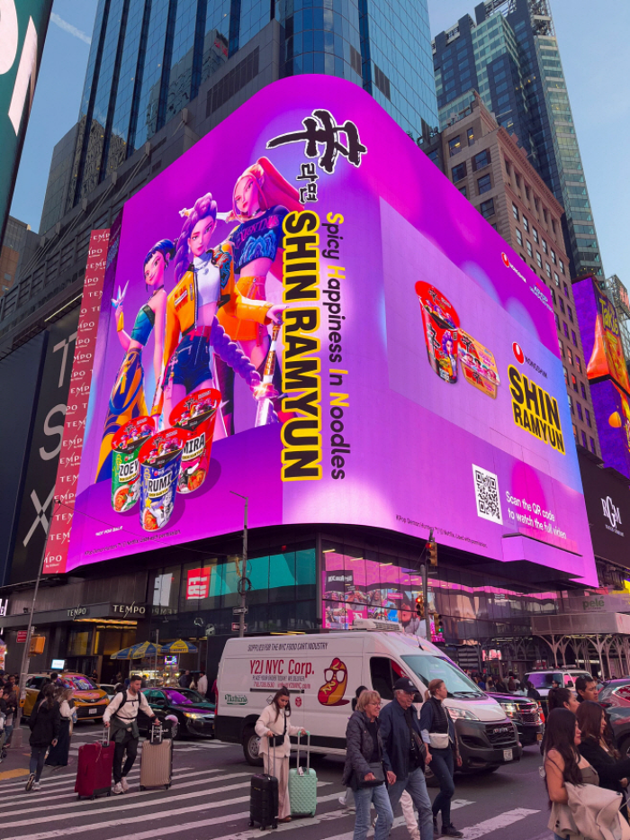 미국 타임스퀘어 디지털 옥외광고에서 농심 신라면과 '케이팝 데몬 헌터스' 협업 광고가 송출되고 있다. 사진=농심