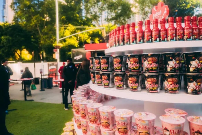 지난달 뉴욕 중심가 플랫아이언 플라자에서 진행한 글로벌 통합 마케팅 ‘스플래시 불닭’. 사진=삼양식품