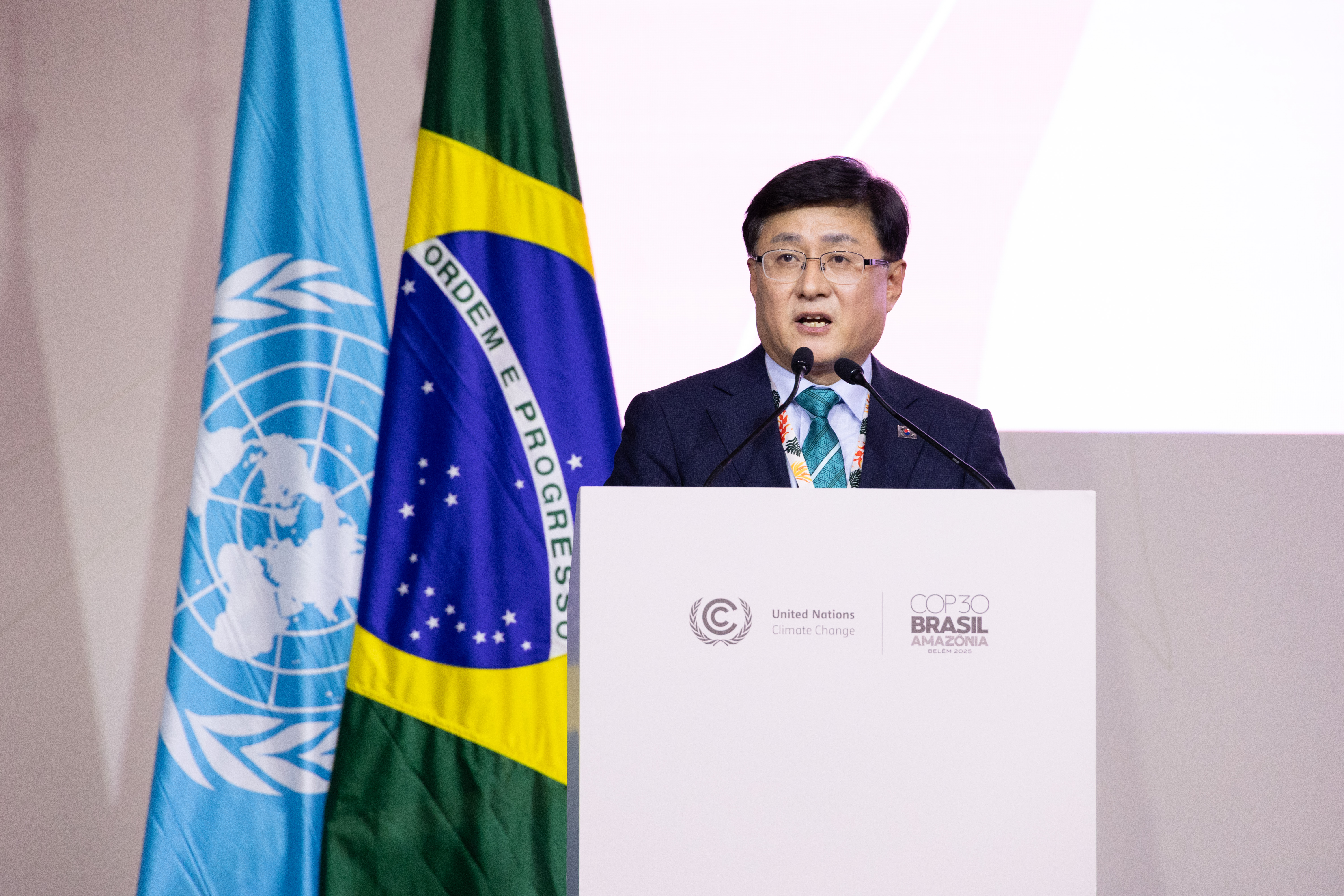 김성환 기후에너지환경부 장관이 브라질 벨렝에서 열린 제30차 유엔기후변화협약당사국총회에서 2035 NDC 목표에 대해 고위급 연설을 하고 있다. 사진=연합뉴스