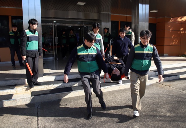 태광그룹 계열사 임직원들이 환자 구조 훈련을 하는 모습. 사진=태광그룹