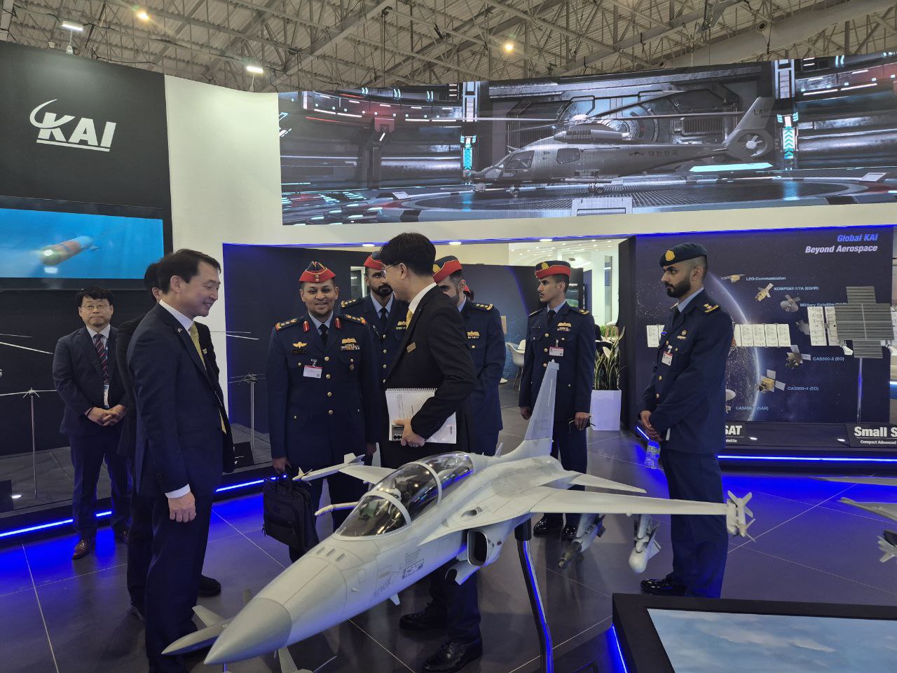 KAI 부스를 방문한 UAE 공군 공동개발위원장. 사진=KAI
