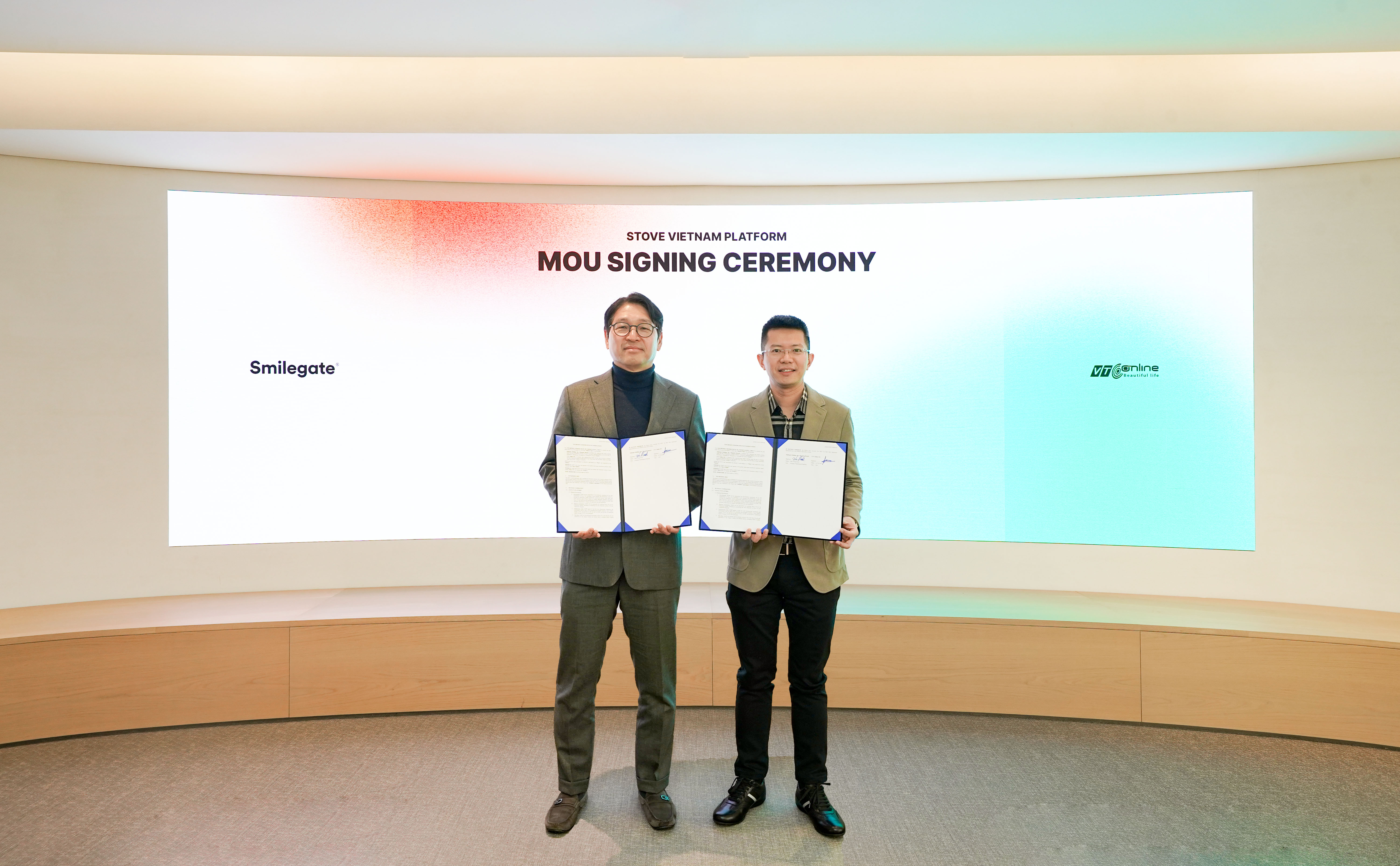 백영훈 스마일게이트 홀딩스 메가포트 부문 대표(좌)와 레 비엣 호아 VTCO CEO(우)가 18일 서울시 강남구 오렌지플래닛에서 업무협약을 체결한 후 기념촬영을 하고 있다. 사진=스마일게이트