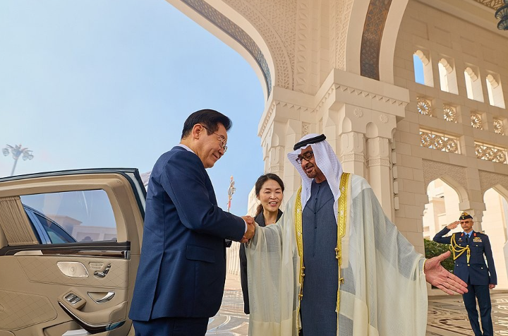 아랍에미리트(UAE)를 국빈 방문 중인 이재명 대통령이 18일(현지시간) 아부다비 대통령궁에서 영접나온 무함마드 빈 자이드 알 나흐얀 대통령과 인사하고 있다. 사진=연합뉴스