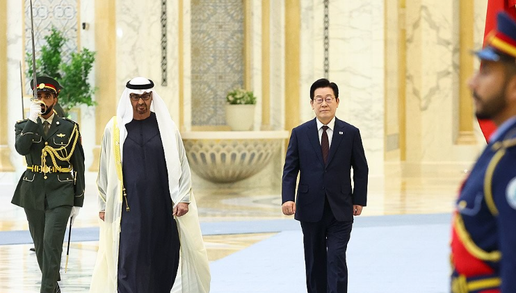 이재명 대통령이 18일(현지시간) 아랍에미리트(UAE) 아부다비 대통령궁에서 열린 국빈방문 공식 환영식에서 무함마드 빈 자이드 알 나흐얀 UAE 대통령과 의장대를 사열하고 있다. 사진=연합뉴스