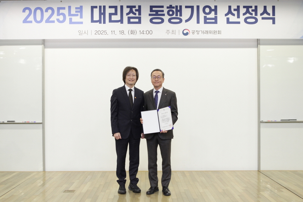 대리점 동행기업 2회 연속 선정을 기념해 주병기 공정거래위원장(왼쪽)과 김용범 경동나비엔 영업마케팅 총괄임원이 사진 촬영을 하고 있다. 사진=경동나비엔