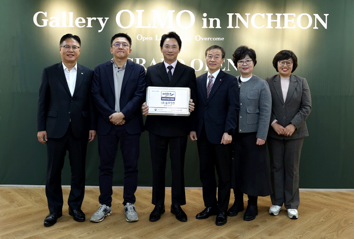 18일 열린 ‘올모인천’ 개소식에서 최창빈 대상 경영안전본부장(왼쪽부터), 김형준 현대제철 실장, 김현종 (주)올모 대표, 김정대 한국장애인고용공단 본부장, 송정선 한국장애인고용공단 인천지사장, 이효성 한국장애인고용공단 경기북부지사장이 기념 촬영을 하고 있다. 사진=대상