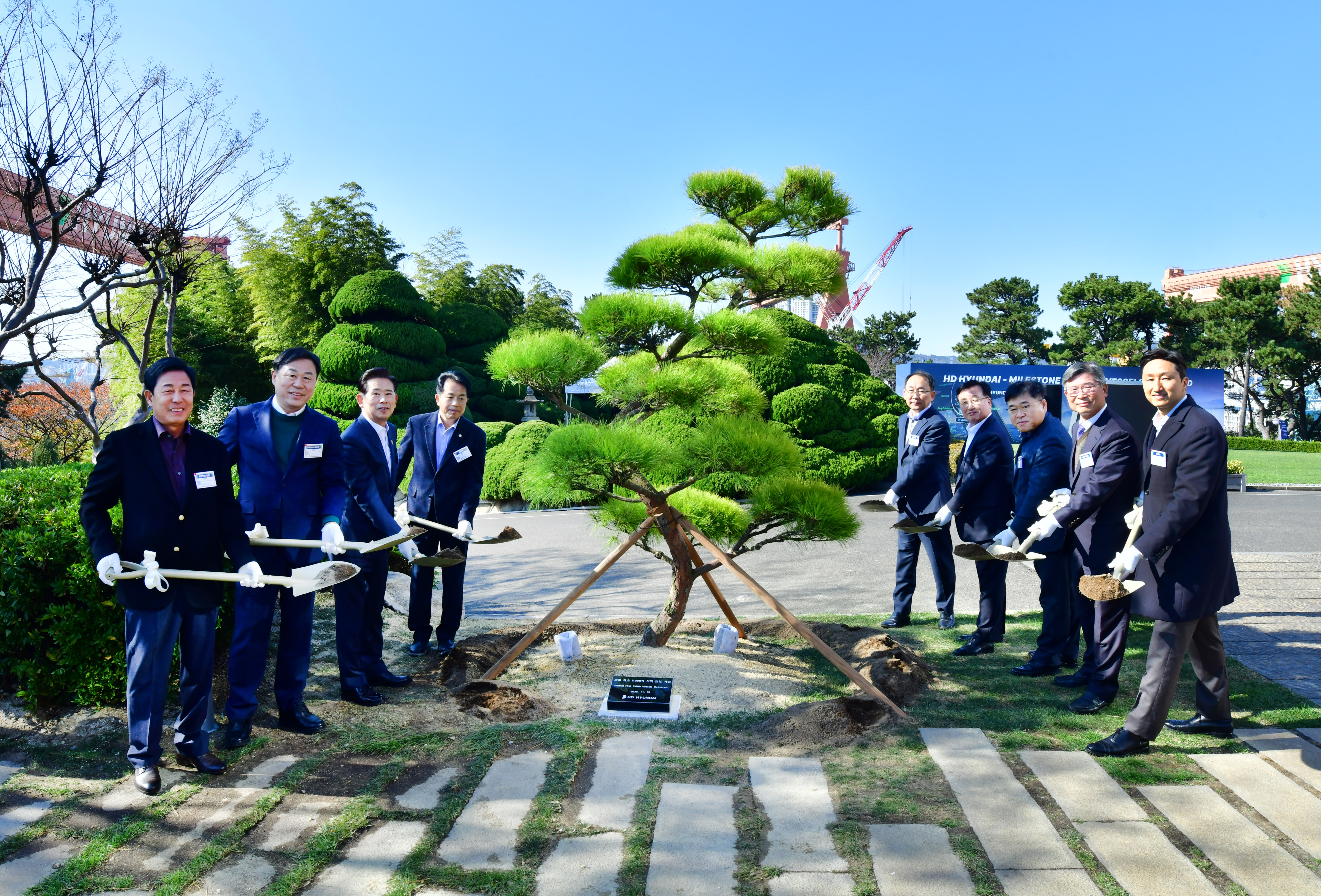 정기선 HD현대 회장이 19일 울산 HD현대중공업 영빈관에서 5000척 인도 기념 식수를 하고 있다. 사진=HD현대