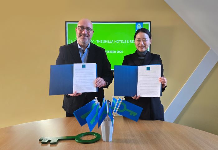 지난 17일 환경교육재단 본부에서 진행된 ‘호텔신라–환경교육재단 간 그린키 인증 업무협약식’에서 이주영 신라호텔 마케팅 그룹장(오른쪽), 다니엘 셰퍼 환경교육제단(왼쪽) 대표가 기념사진을 촬영하고 있다. 사진=호텔신라