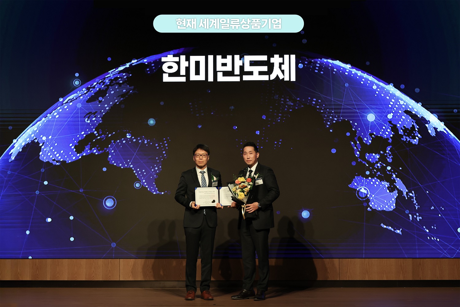 11월 18일 개최된 ‘2025 세계일류상품 인증서 수여식’에서 방효영 한미반도체 상무(우측)가 최연우 산업통상부 중견기업정책관(좌측)과 기념촬영을 하고 있다. 사진=한미반도체