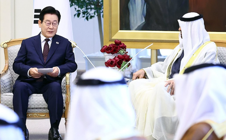 아랍에미리트(UAE)를 국빈 방문 중인 이재명 대통령이 18일(현지시간) 아부다비 대통령궁에서 무함마드 빈 자이드 알 나흐얀 UAE 대통령과 한-UAE 확대회담을 하고 있다. 사진=연합뉴스