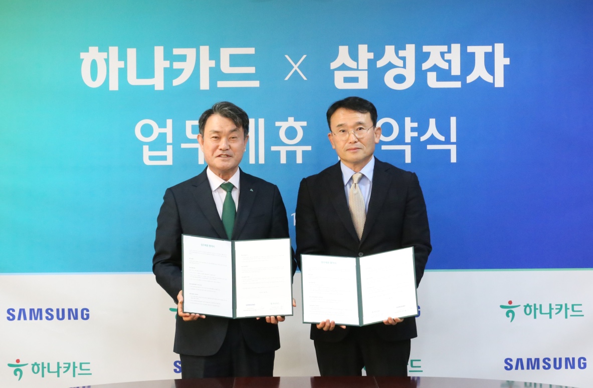 성영수 하나카드 대표(왼쪽)과 채원철 삼성전자 디지털월렛팀장 부사장(오른쪽)이 '하나카드-삼성전자 업무제휴 협약식'에서 기념사진을 촬영하고 있다. 사진=하나카드