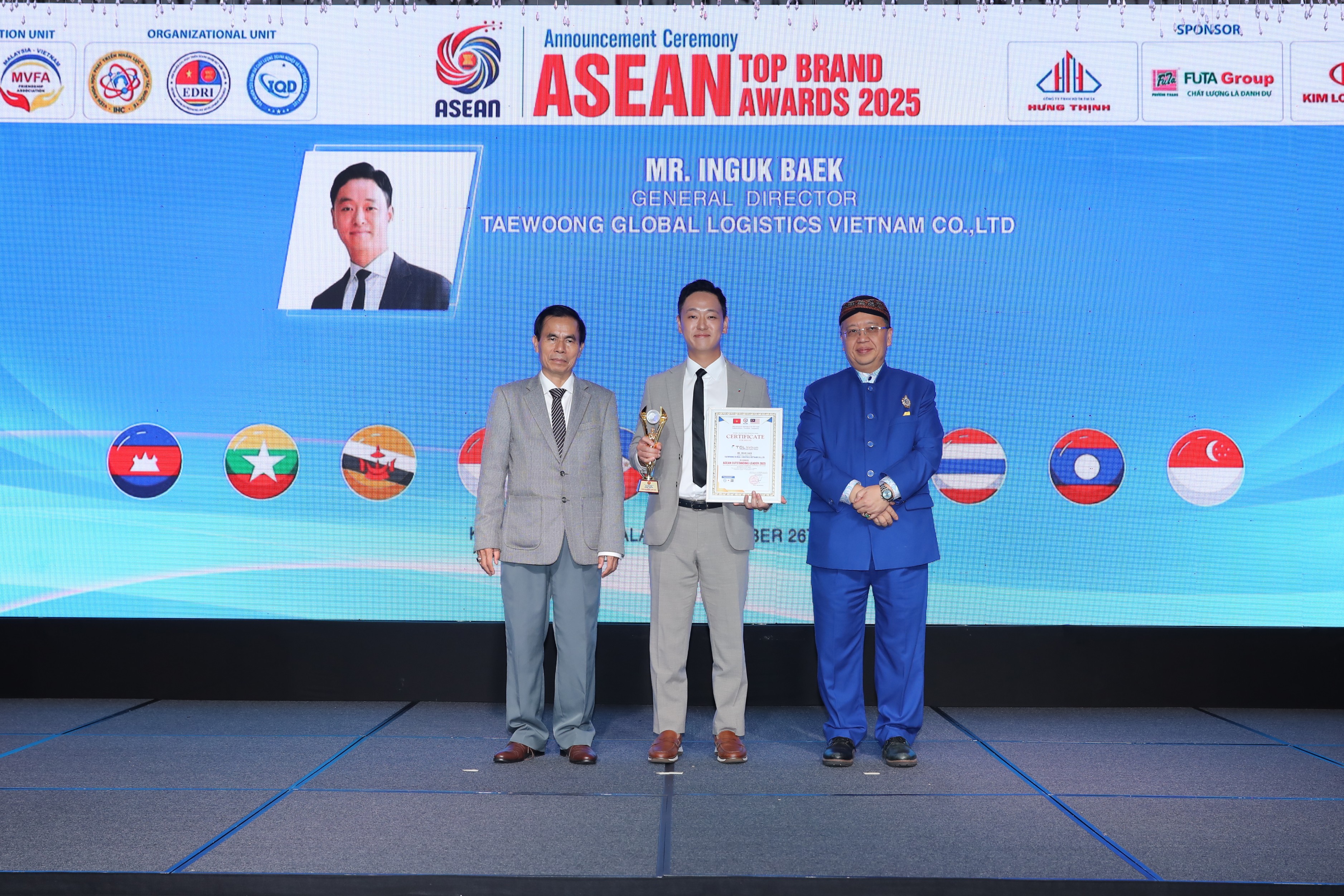 '아세안 우수 리더' 선정된 백인국 태웅로직스 베트남 법인장(가운데). 사진=태웅로직스