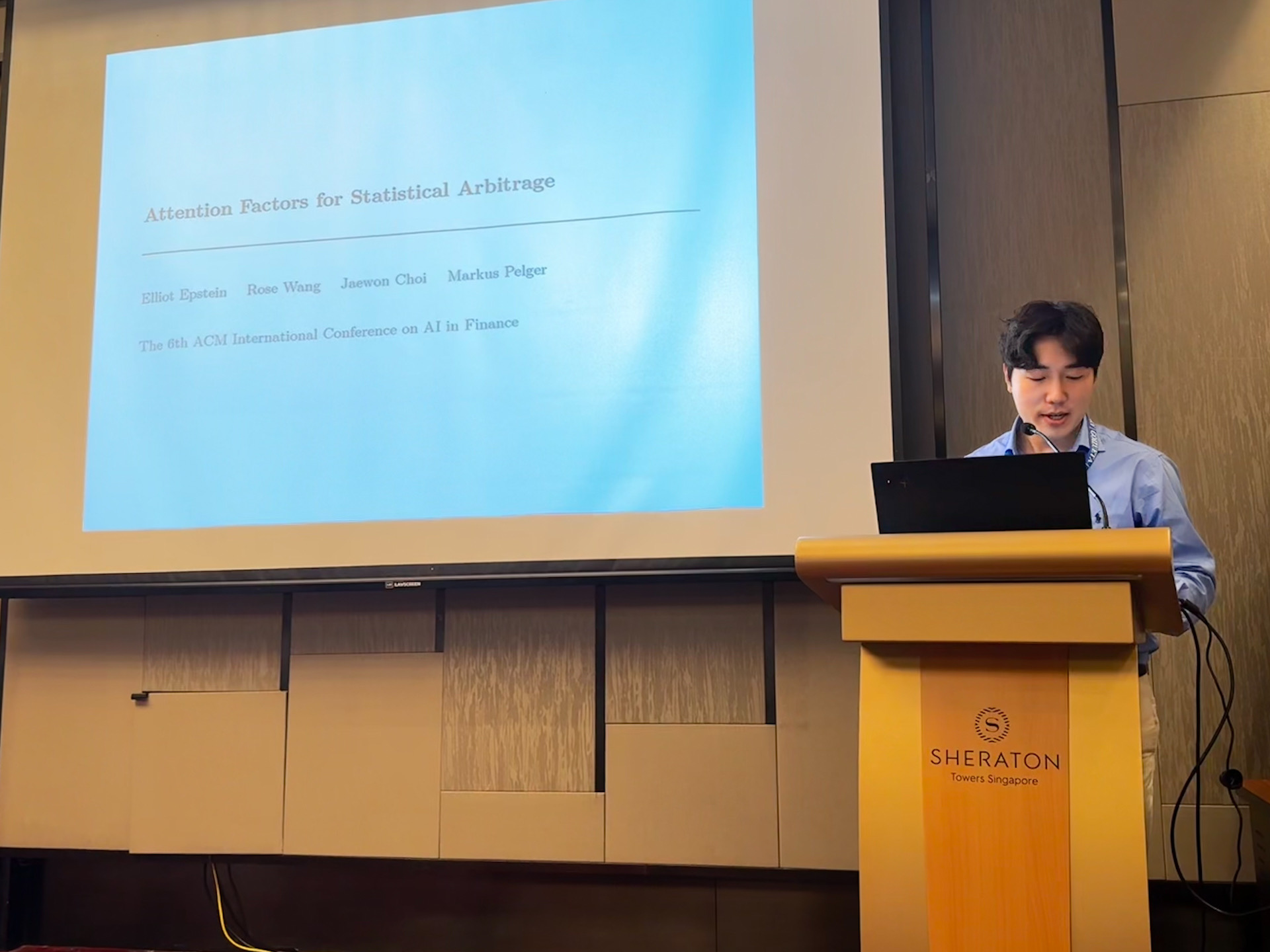 한화생명 AI연구소 관계자가 ICAIF 2025에서 연구 성과를 발표하고 있다. 사진제공=한화생명