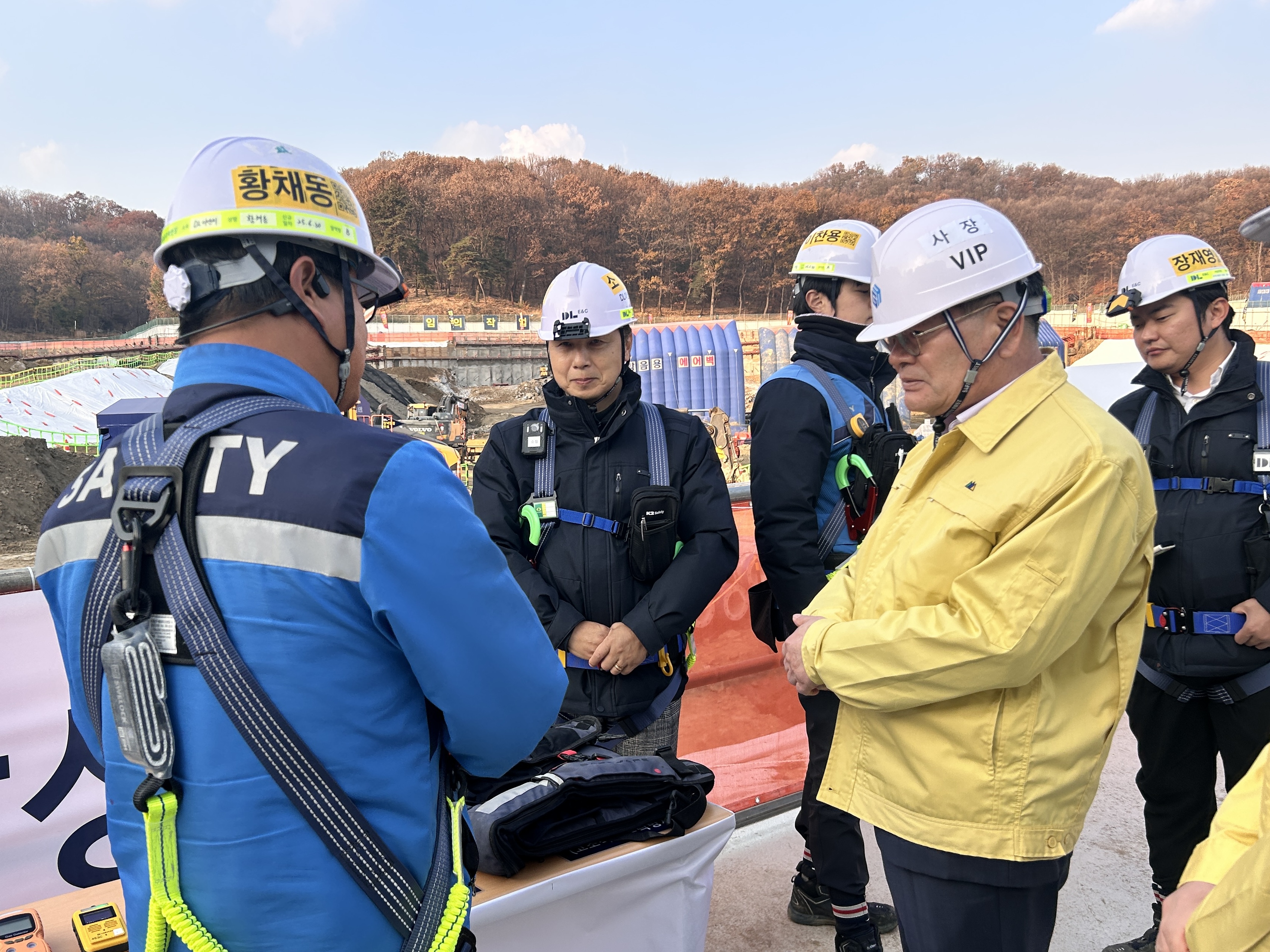 지난 20일 경기주택도시공사 김용진 사장이 안양관양고 공동주택 건설현장을 찾아 안전점검을 실시하고 현장 근로자에게 방한물품을 전달했다. 출처=GH