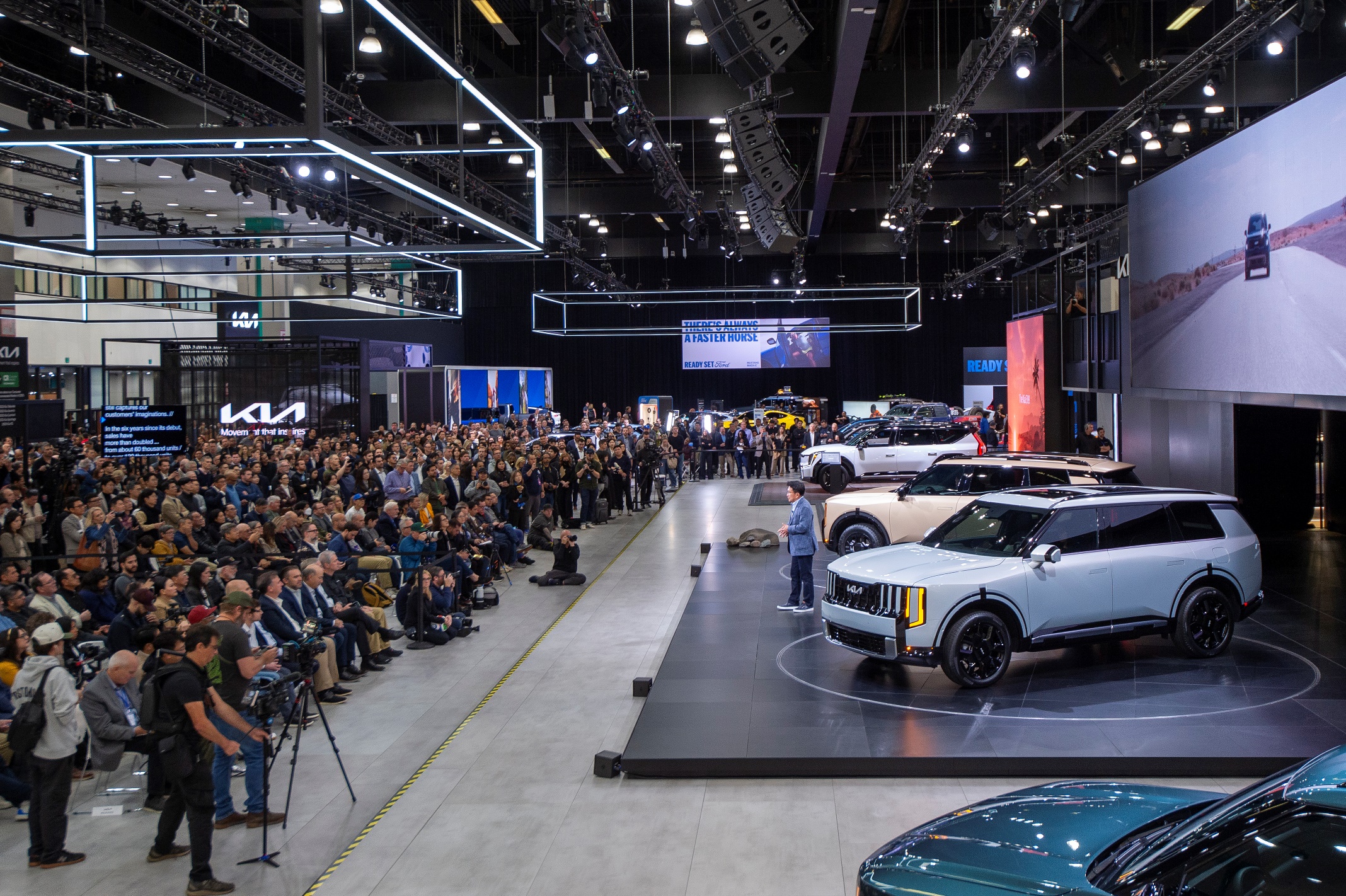 기아가 현지시간 기준 20일(목) 미국 로스앤젤레스 LA 컨벤션 센터에서 열린 ‘2025 LA 오토쇼’ 보도발표회를 통해 ‘올 뉴 텔루라이드’를 세계 최초로 공개했다. 사진=현대차그룹