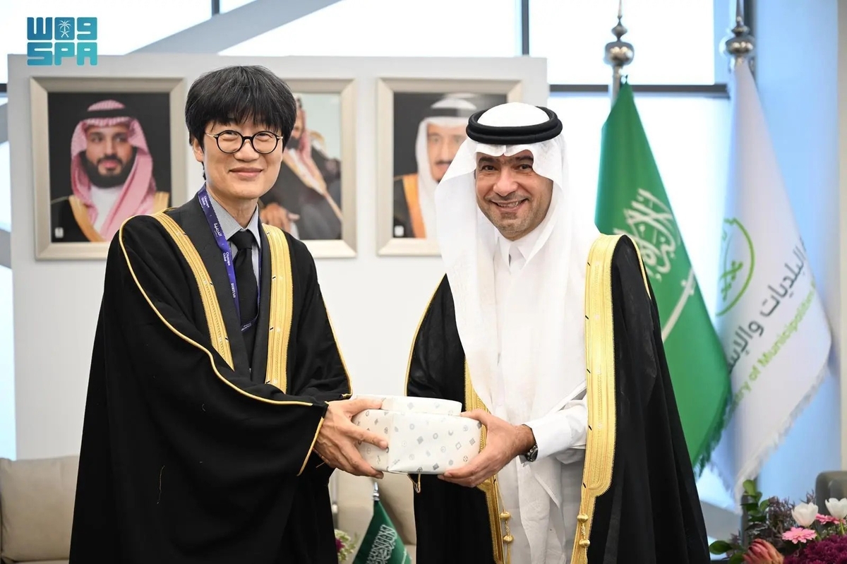 이해진 네이버 의장(왼쪽)이 지난 18일 사우디아라비아 리야드에서 열린 '시티스케이프 국제 엑스포' 현장에서 마지드 알호가일 사우디 자치행정주택부 장관과 만나 선물을 주고 받고 있다. 사진=연합뉴스