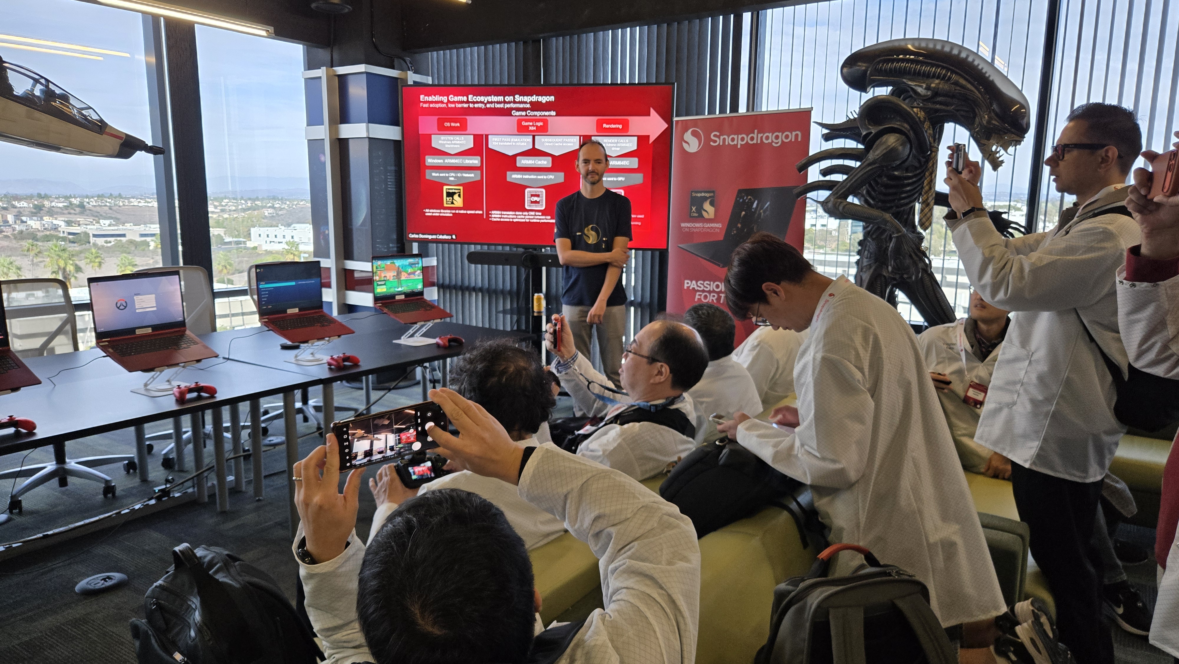 카를로스 도밍게즈(Carlos Dominguez) 퀄컴 게임 개발자 기술 리드가 본사를 찾은 전 세계의 기자들에게 스냅드래곤 X 시리즈의 강점을 설명하고 있다. 사진=최진홍 기자