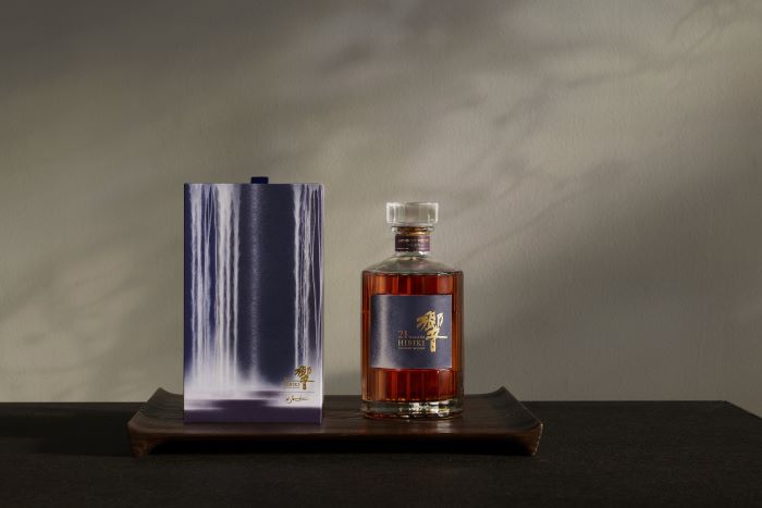 신라면세점이 ‘히비키(Hibiki)’의 아티스트 콜라보레이션 제품을 국내 면세점 단독으로 선보인다. 사진=호텔신라