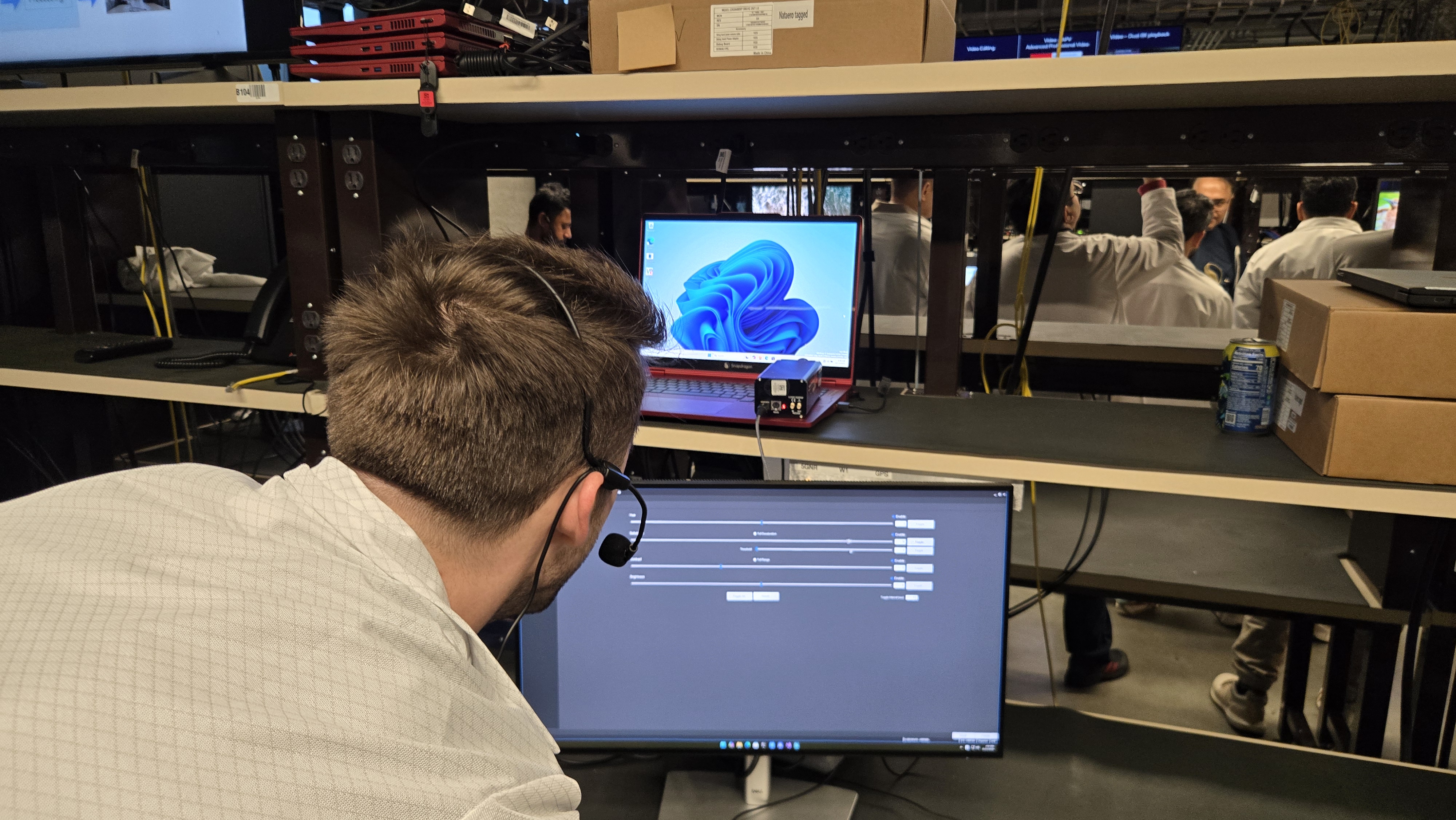 퀄컴 직원이 X2 시리즈 성능을 체크하고 있다. 사진=최진홍 기자