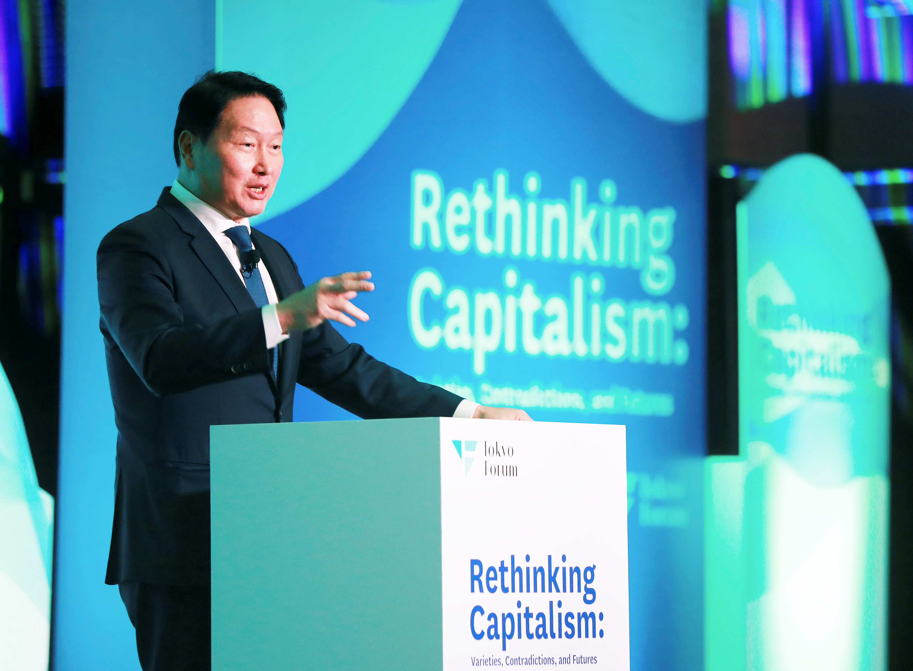 최태원 SK회장이 21일 일본 도쿄대 야스다 강당에서 개최된 ‘도쿄포럼2025’에서 개회사를 진행하고 있다. 사진=SK수펙스추구협의회