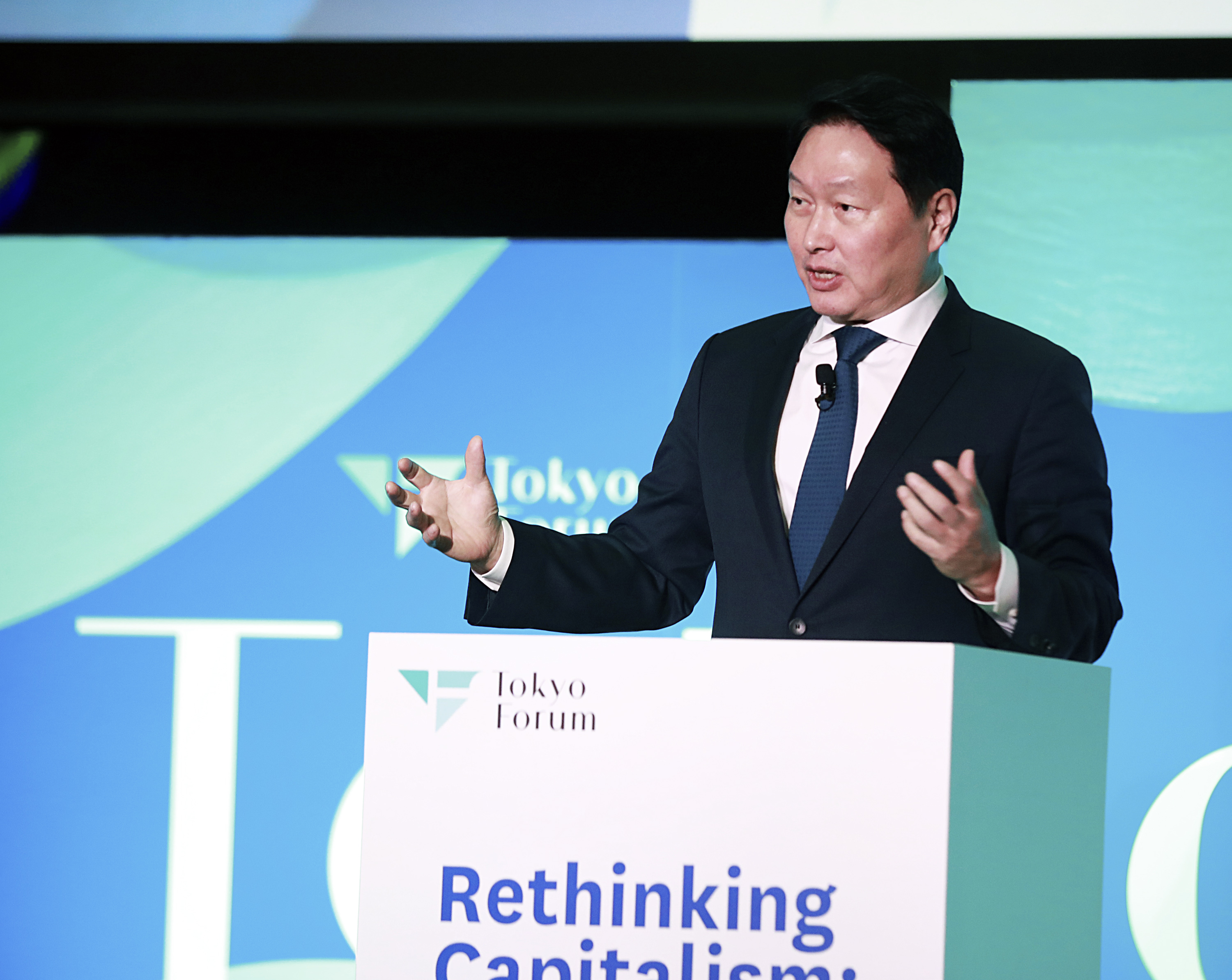 최태원 SK회장이 21일 일본 도쿄대 야스다 강당에서 개최된 ‘도쿄포럼2025’에서 개회사를 진행하고 있다. 사진=SK수펙스추구협의회