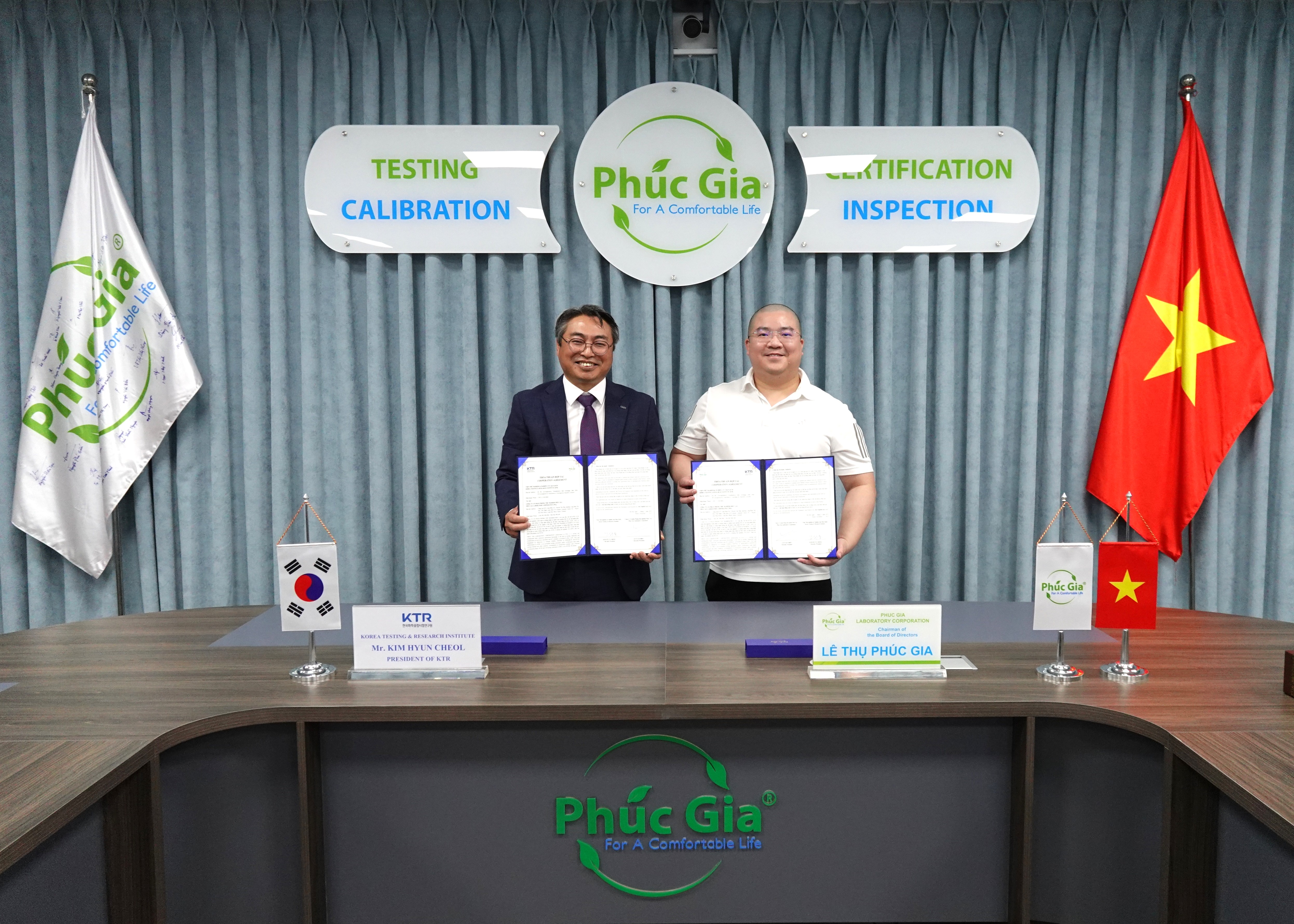 김현철 KTR 원장(왼쪽)이 레 투언 휴 베트남 PGL 이사회장과 상호 협력체계 구축을 위한 업무협약을 체결했다. 사진=한국화학융합시험연구원
