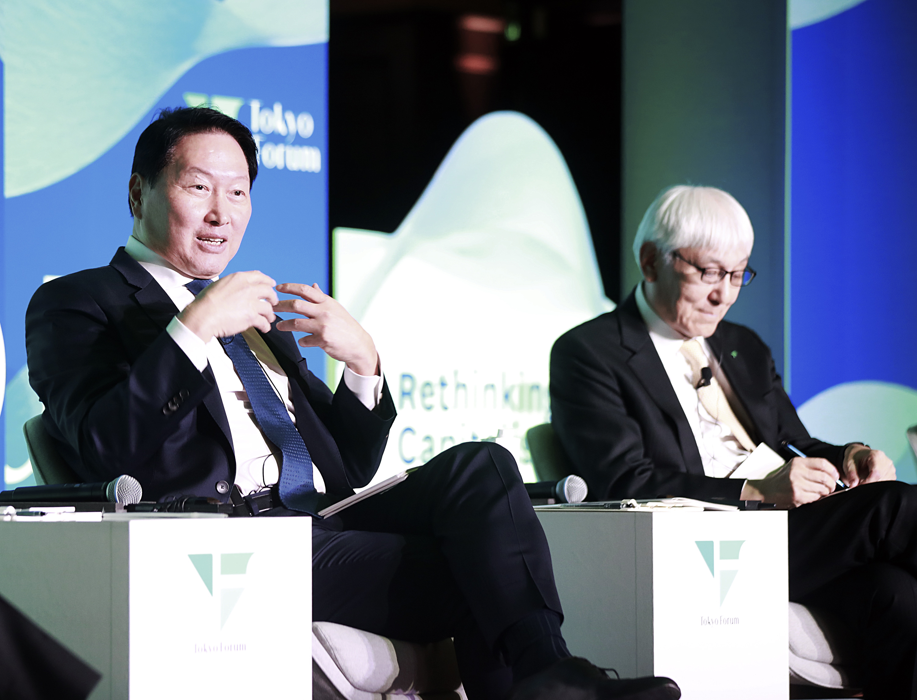 최태원 SK그룹 회장(왼쪽)이 21일 일본 도쿄대 야스다 강당에서 열린 '도쿄포럼 2025'의 비즈니스 리더 세션에 참석해 토론하고 있다. 오른쪽은 이와이 무츠오 일본경제동우회 회장 대행 겸 일본담배산업 이사회 의장. 사진=SK수펙스추구협의회