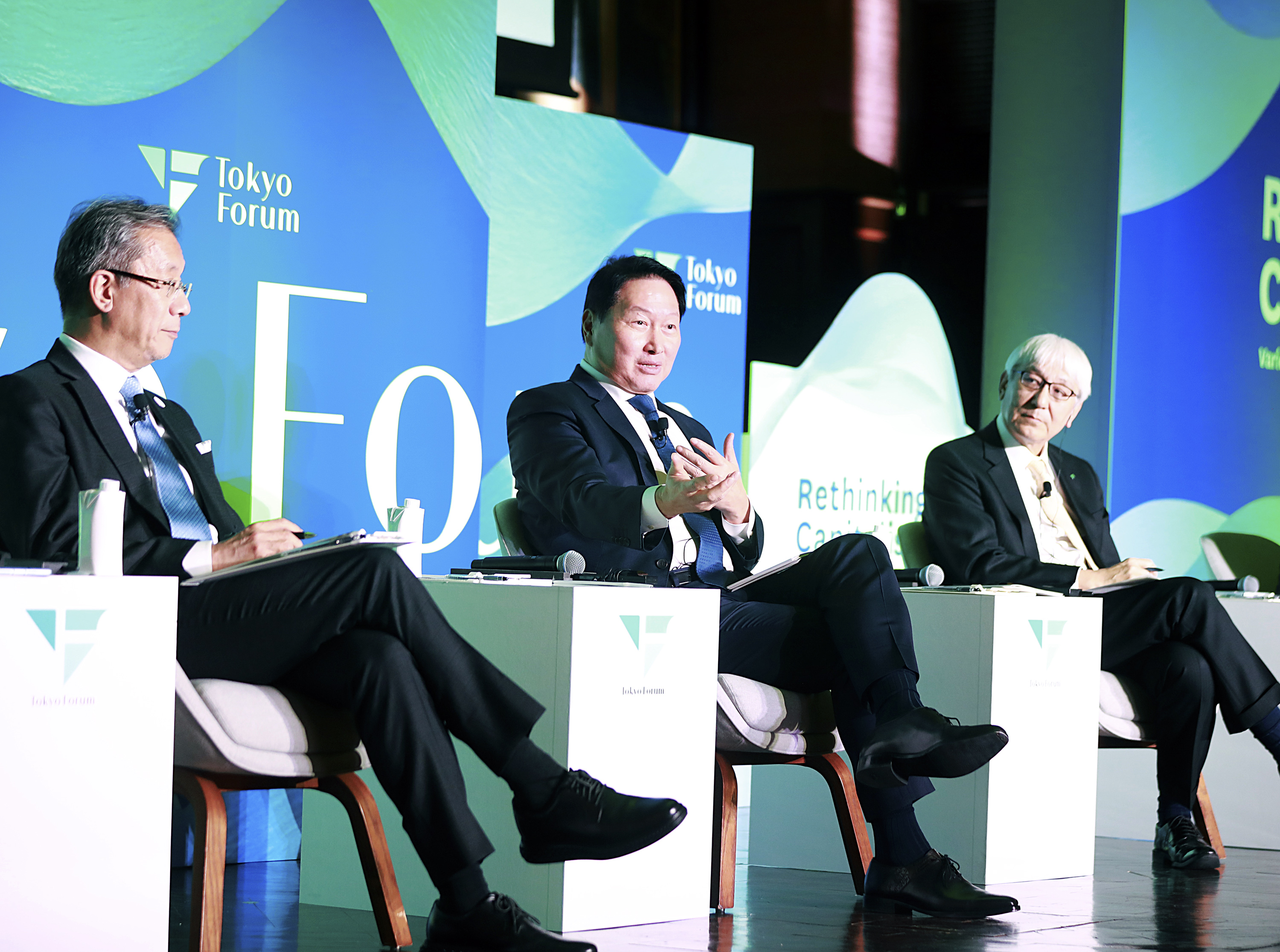 최태원 SK그룹 회장이 21일 일본 도쿄대 야스다 강당에서 열린 '도쿄포럼 2025'의 비즈니스 리더 세션에 참석해 토론하고 있다. (왼쪽부터) 후지이 테루오 도쿄대 총장, 최태원 SK그룹 회장, 이와이 무츠오 일본경제동우회 회장대행 겸 일본담배산업 이사회 의장. 사진=SK수펙스추구협의회